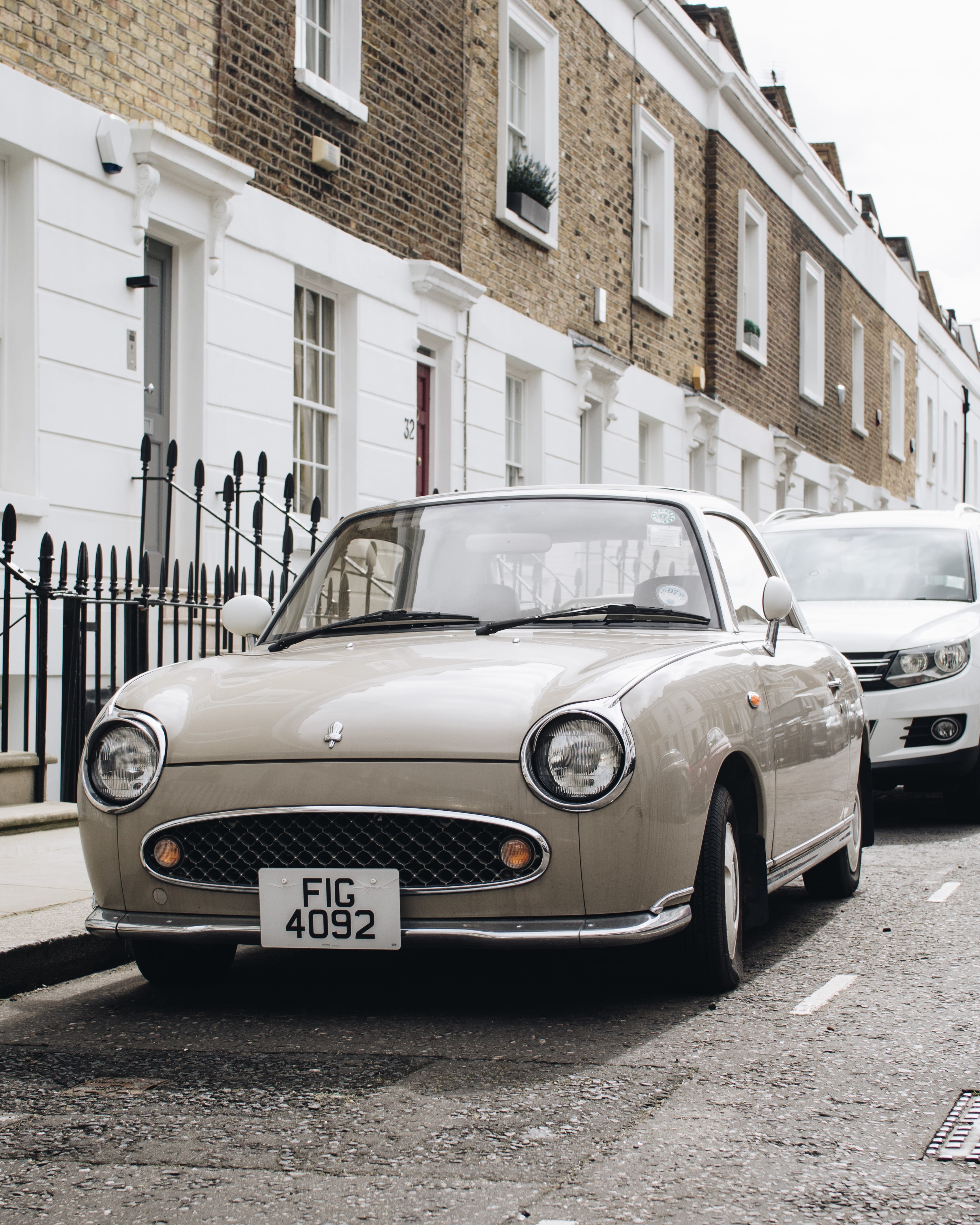 old, outdoors, houses, motor vehicle, car, built structure, beside, retro styled, architecture, london, building, england, gray, 4K, parked car, streetview, Phone HD Wallpaper
