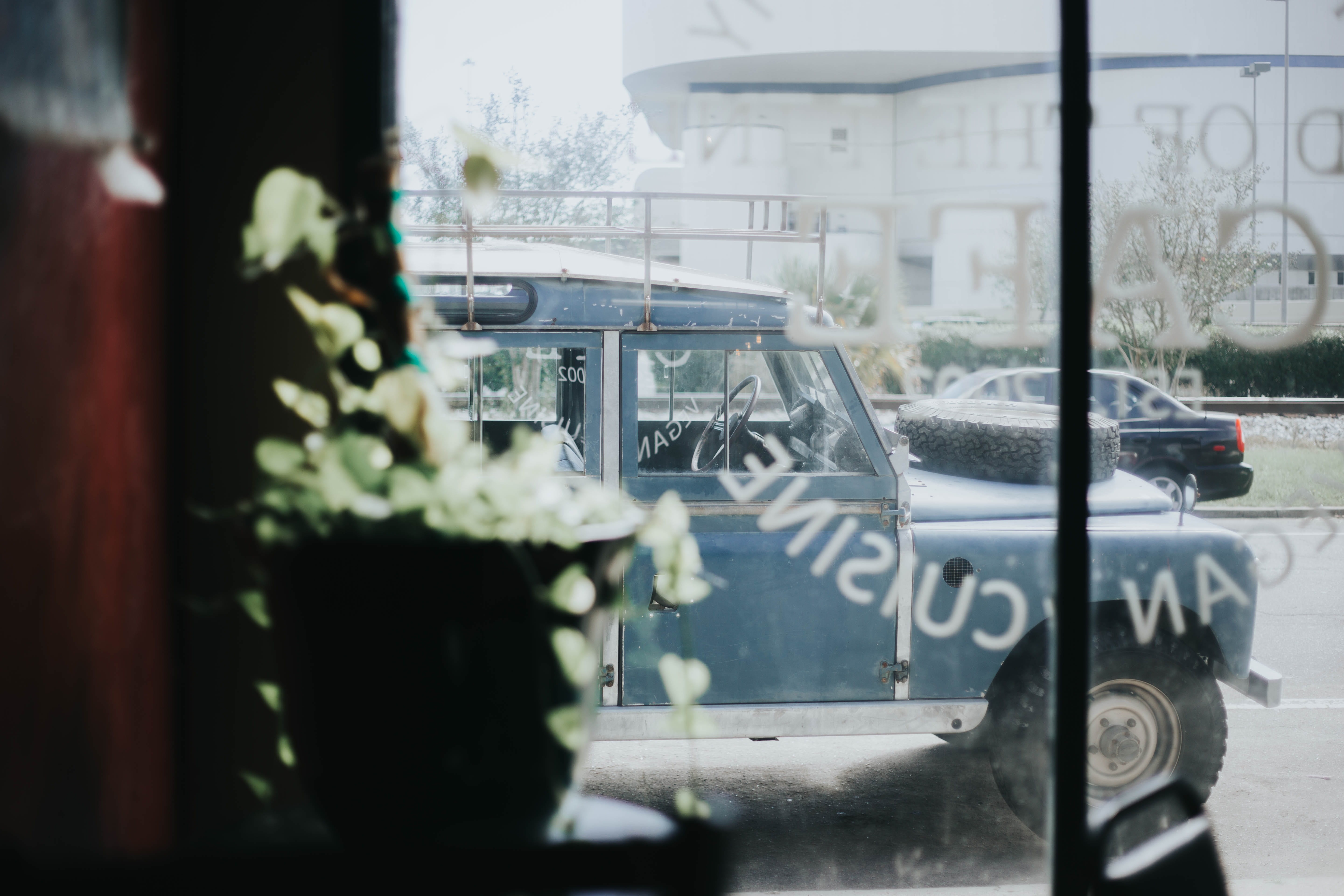 transparent, front, lifestyle, restaurant, outside, mode of transportation, selective focus, stall, city, street, motor vehicle, jeep, car, transportation, HD Wallpaper