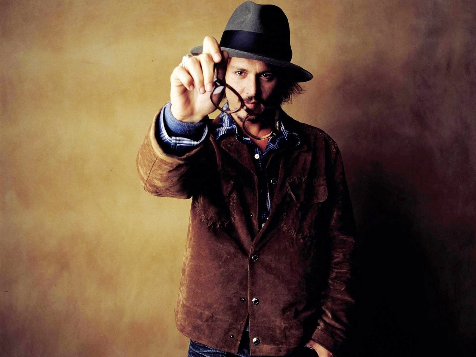 photo shoot, smoking - activity, old-fashioned, lifestyles, three quarter length, jacket, mustache, music, depp, copy Space, fashion, casual clothing, color Image, HD Wallpaper