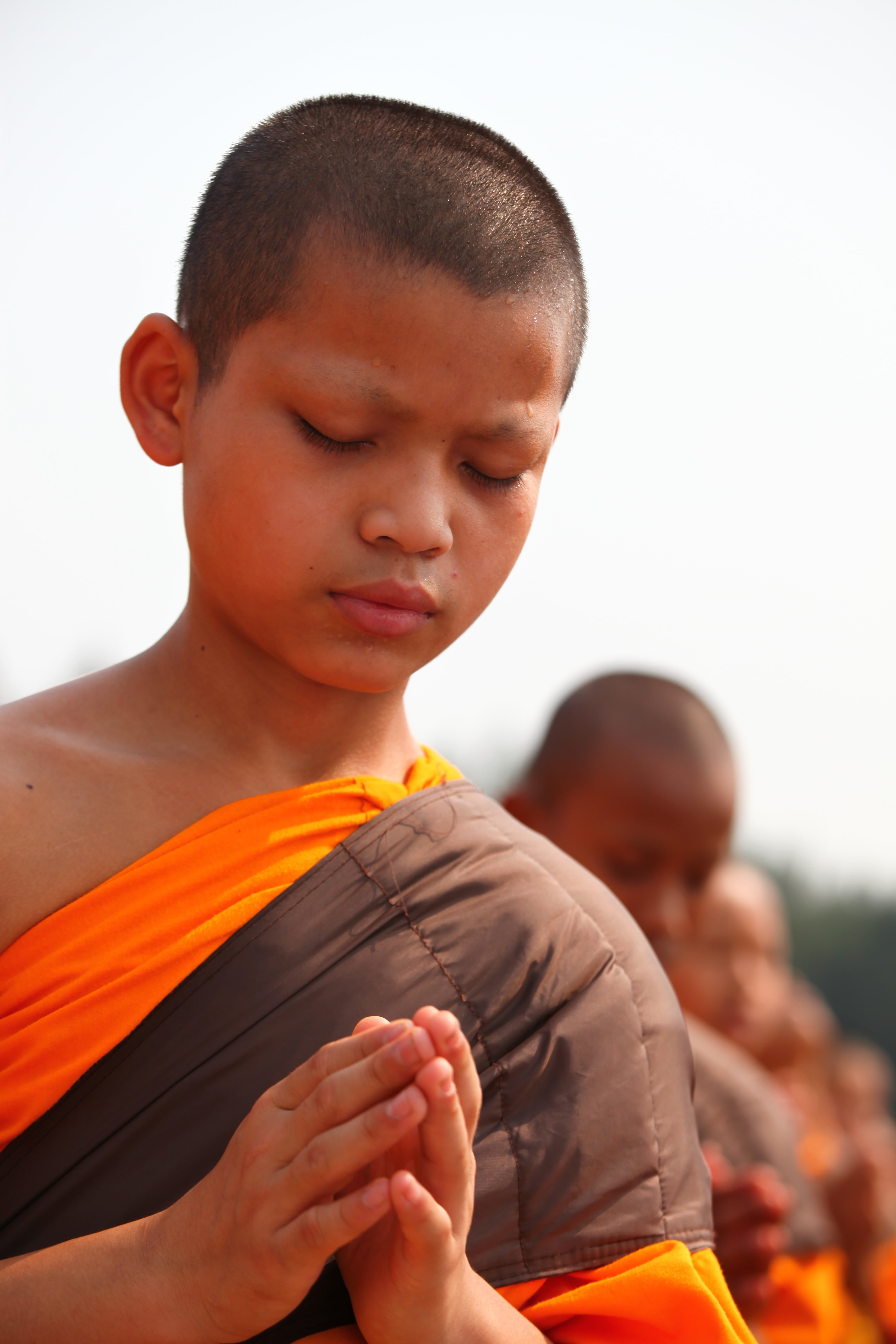 focus on foreground, front view, real people, child, waist up, robes, boys, males, headshot, wat, temple, buddhism, dhammakaya pagoda, gold, buddhists, Phone HD Wallpaper
