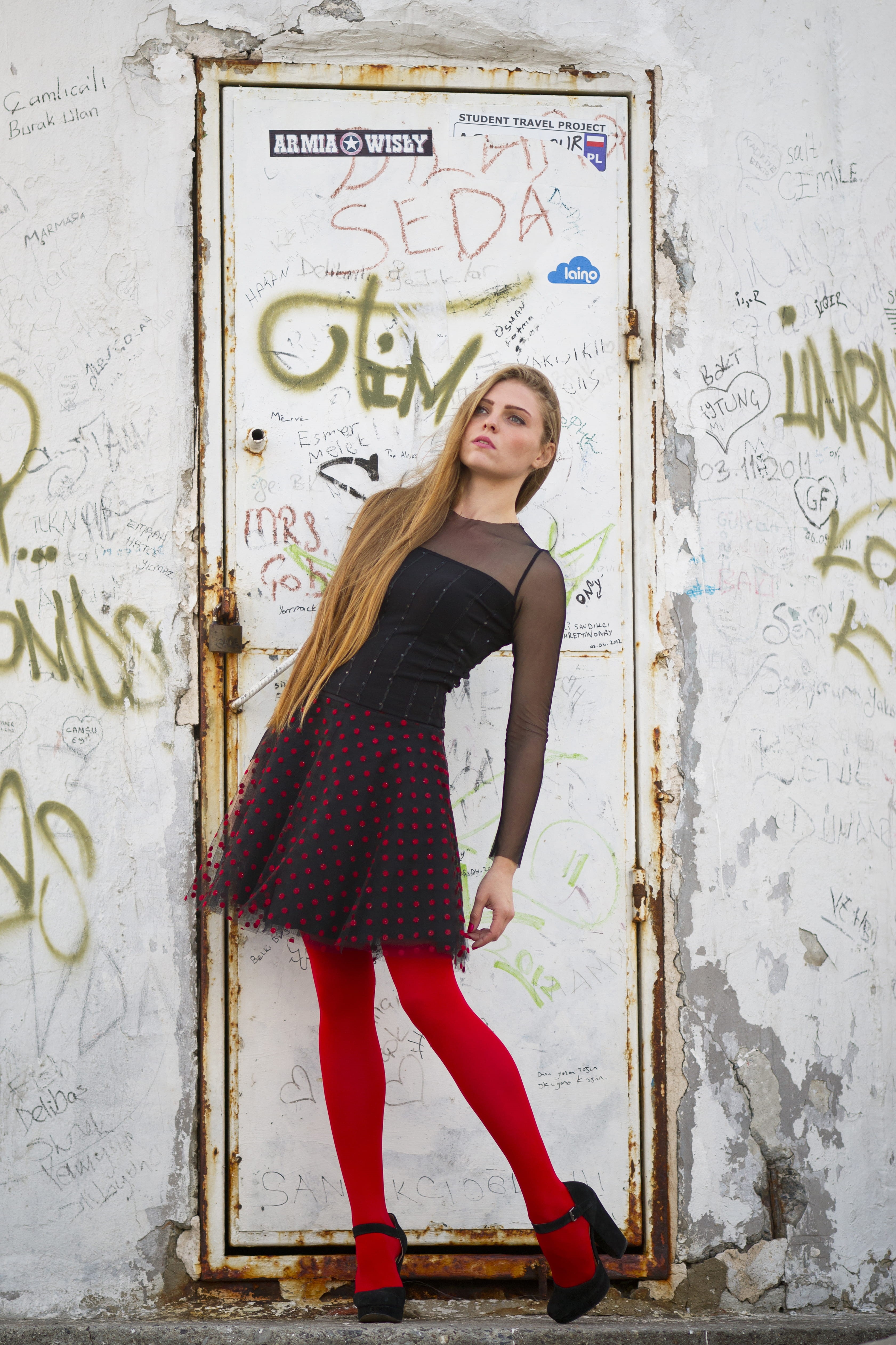 pose, beautiful, person, graffiti, style, dirty, teenager, 4K, door, front, art and craft, standing, casual clothing, rusty, looking at camera, women, Phone HD Wallpaper