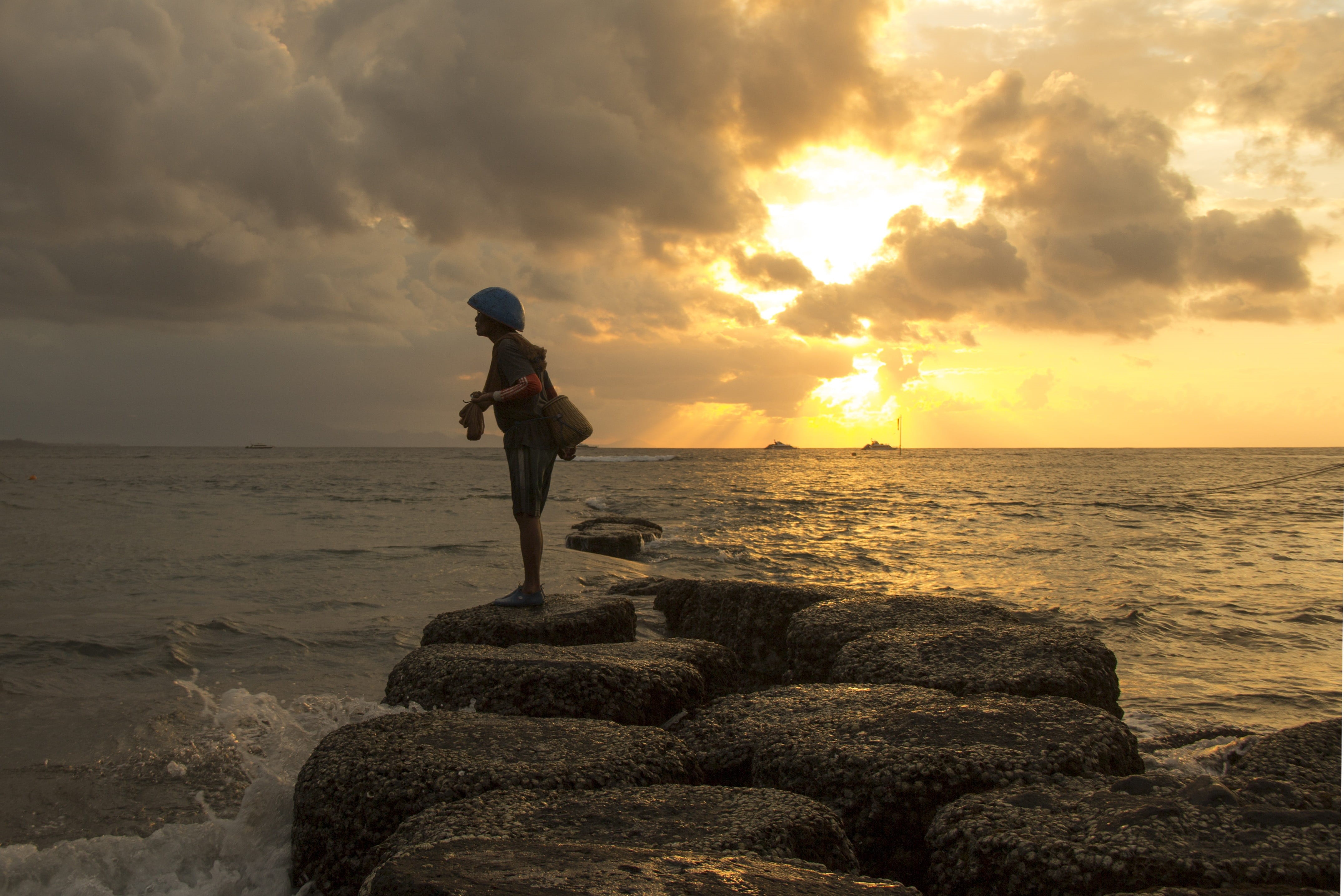 sunrise, horizon over water, sea, white, anchor, rock - object, grandparents, pelaut, design, nautical, happy, adventure, sun, tourism, melaut, men, near, HD Wallpaper