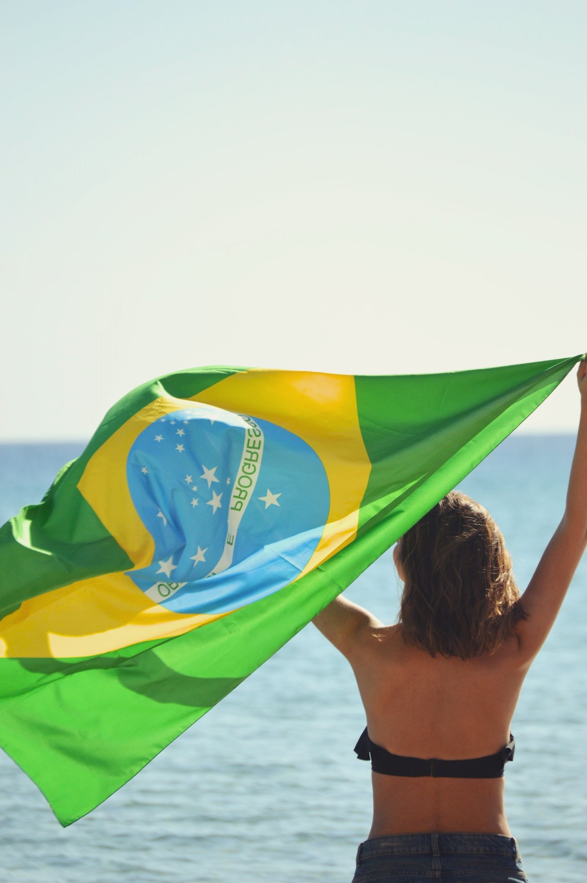 style, south, holding, relaxation, blue, woman, flag, fun, forest, lifestyles, young, cute, bright, person, women, brunette, tropical, water, sign, smile, Phone HD Wallpaper