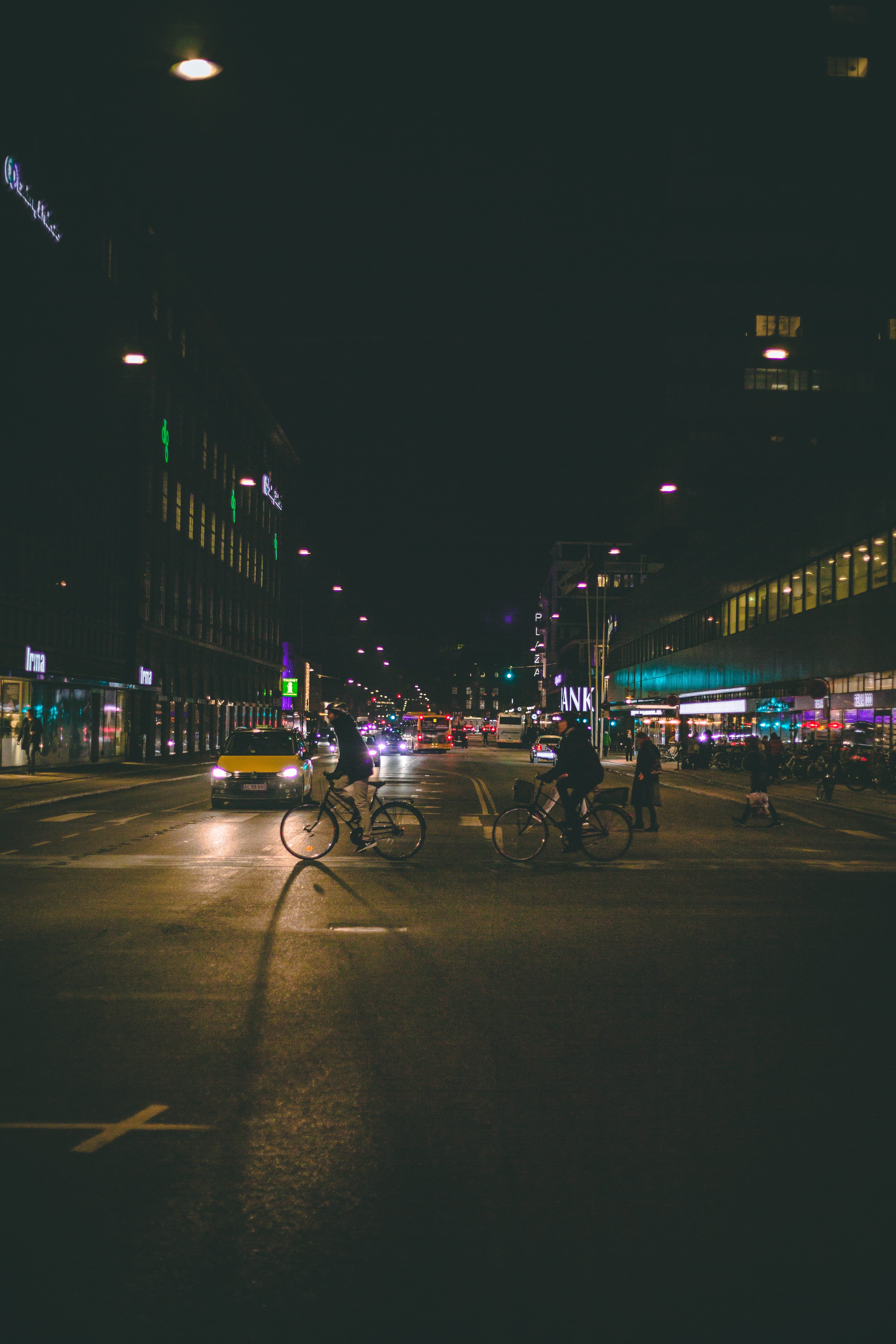 land vehicle, 5K, transportation, lifestyles, lighting equipment, street, group of people, street light, people, driveway, bicycle, nature, road, men, Phone HD Wallpaper