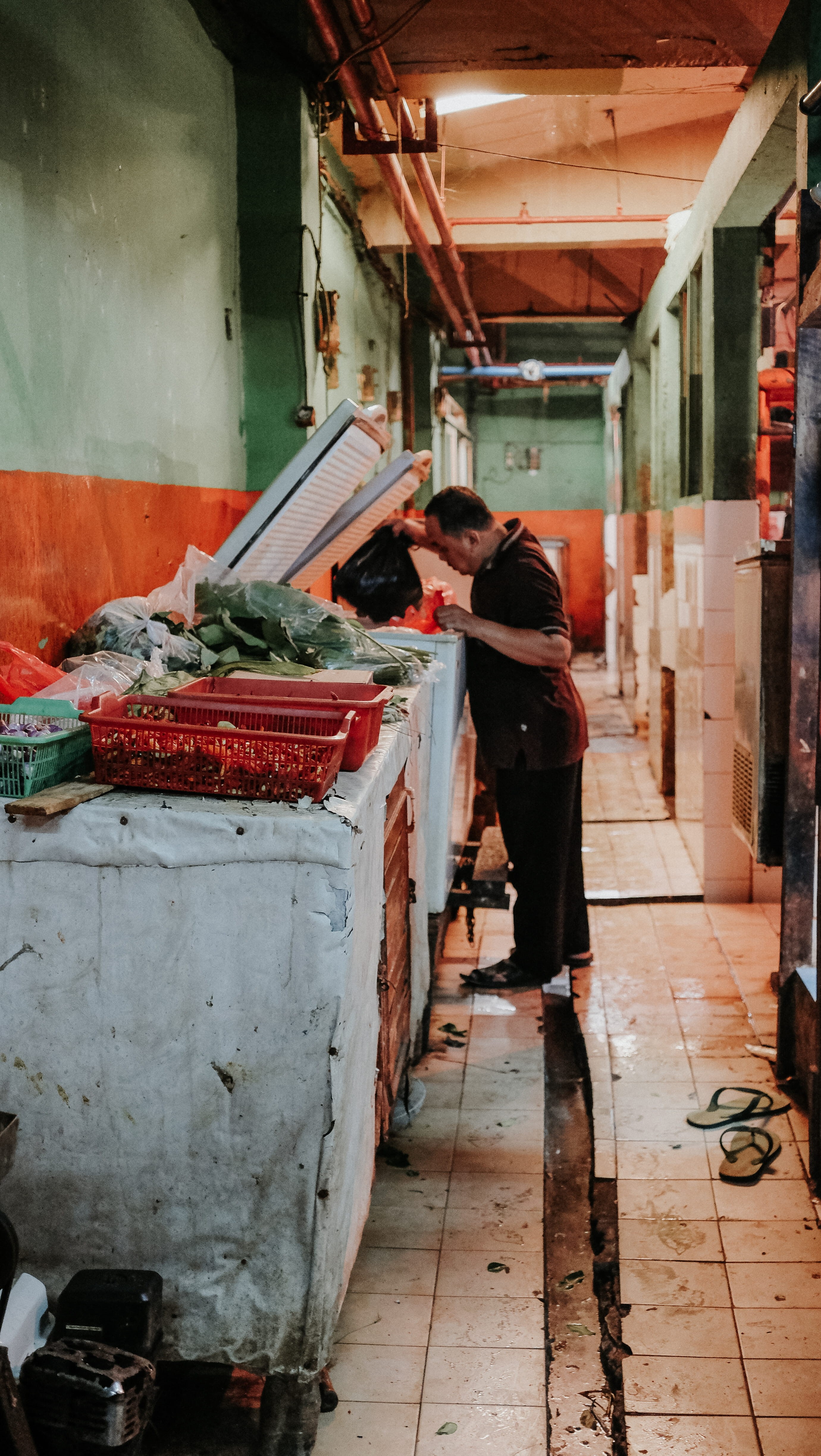 human, food and drink, bazaar, men, food, walkway, deep, flooring, path, floor, one person, adult, plant, spoke, wood, flagstone, 4K, preparing food, casual clothing, Phone HD Wallpaper