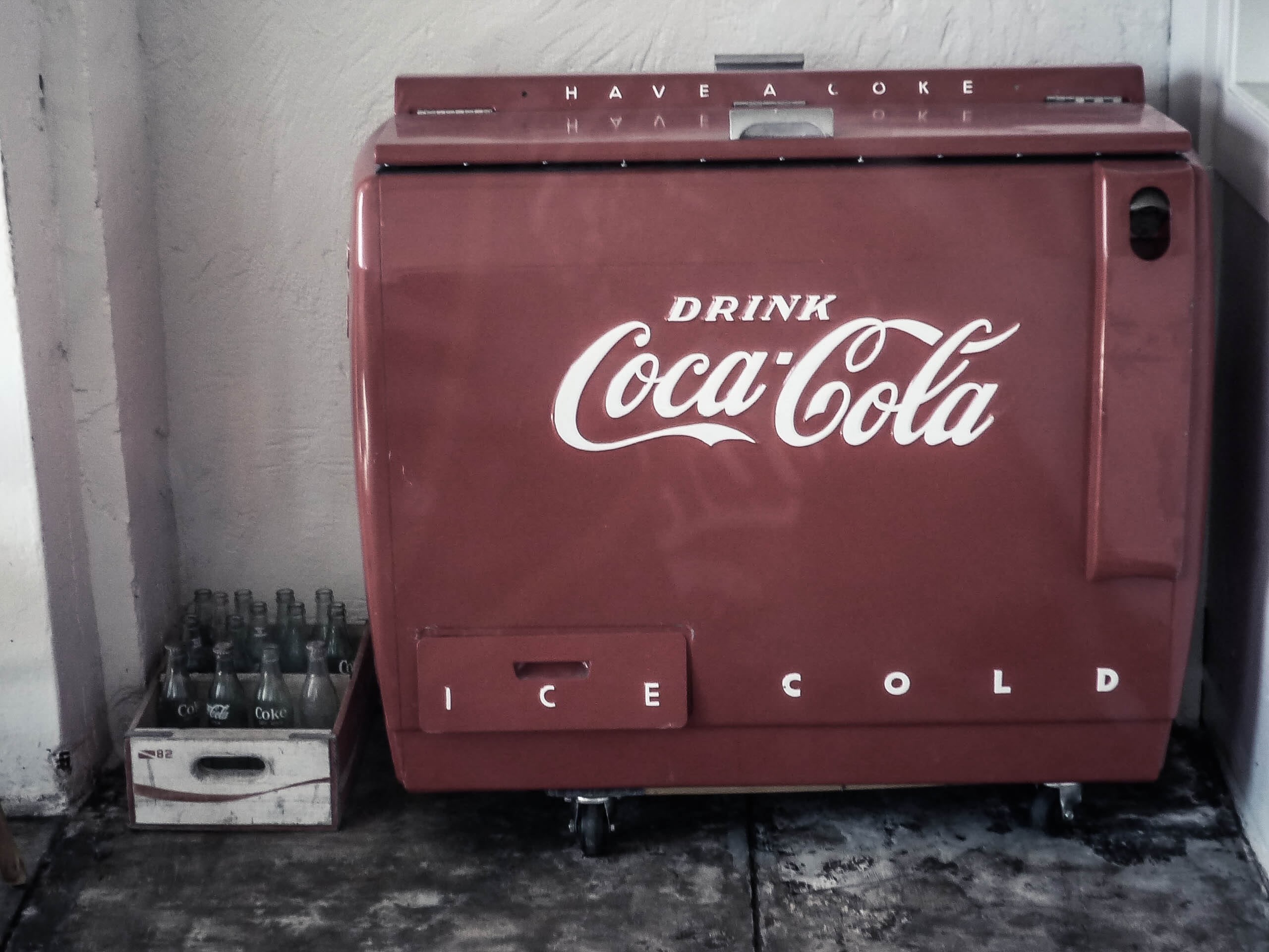 business, coke, communication, beside, no people, white, travel, ice, information, vintage, bottles, outdoors, western script, brown, sign, cooler, mail, HD Wallpaper