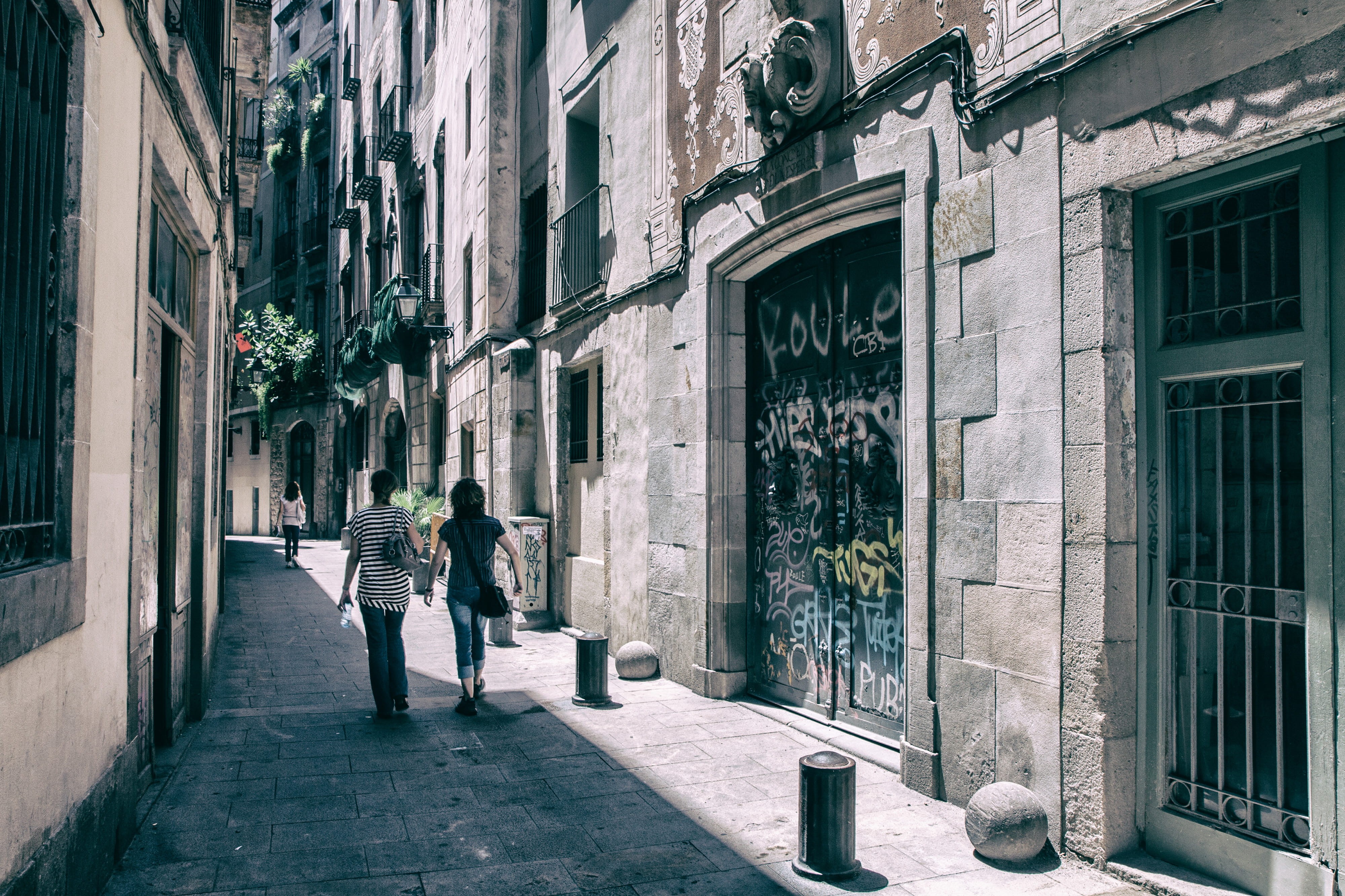 Spain, building Exterior, urban Scene, leisure activity, full length, europe, gothic, italy, walking, Barcelona, the way forward, adult, Gothic Quarter, HD Wallpaper