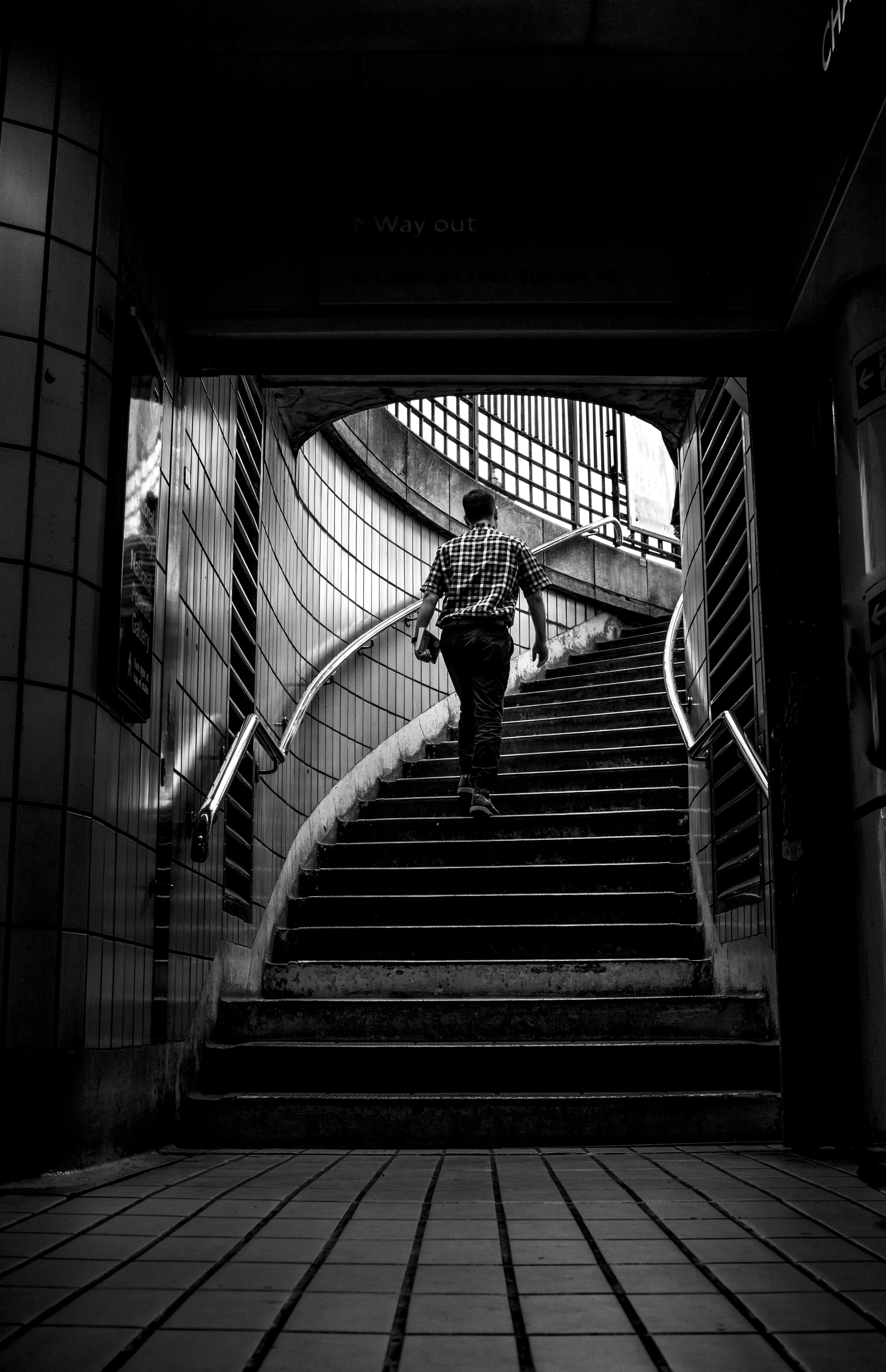 ceiling, station, photo, the way forward, adults only, architecture, steps, urban Scene, lifestyles, upstairs, man, carrying, public transportation, grayscale, Phone HD Wallpaper