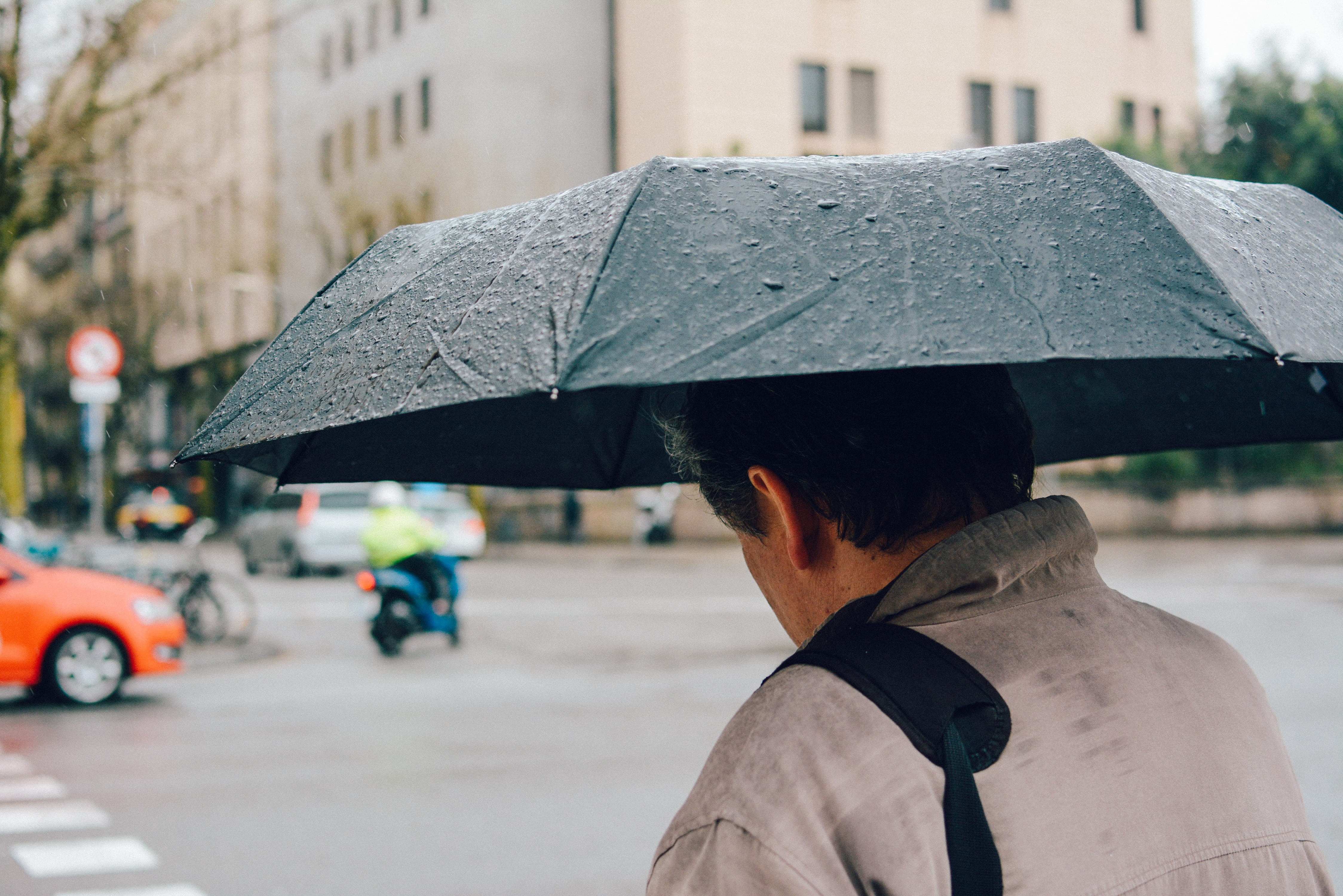 vehicles, man, building exterior, wet, adult, along, one person, city street, blurred background, rainy season, security, holding, cars, black, protection, HD Wallpaper
