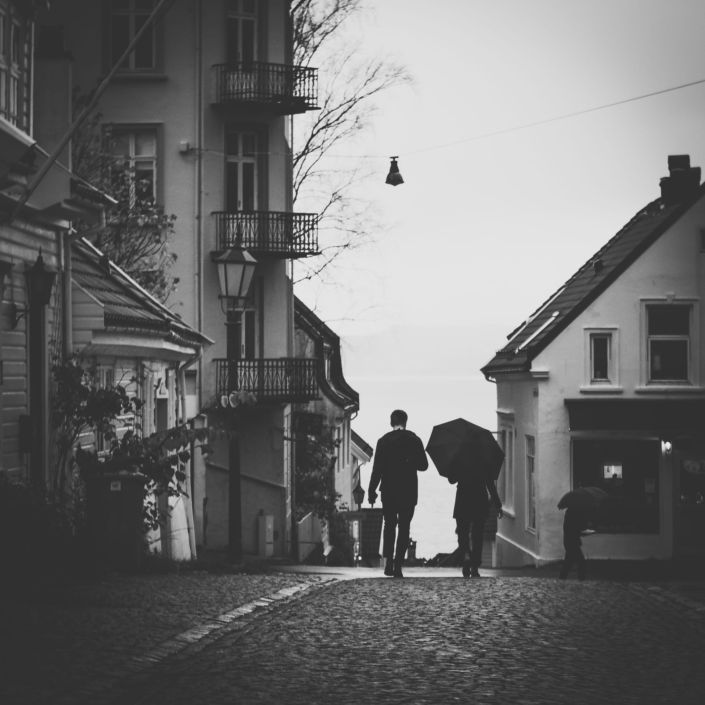 photo, town, walk, black-and-white, rear view, people, lifestyles, outdoors, group of people, built structure, real people, sky, pavement, couple, city, Phone HD Wallpaper