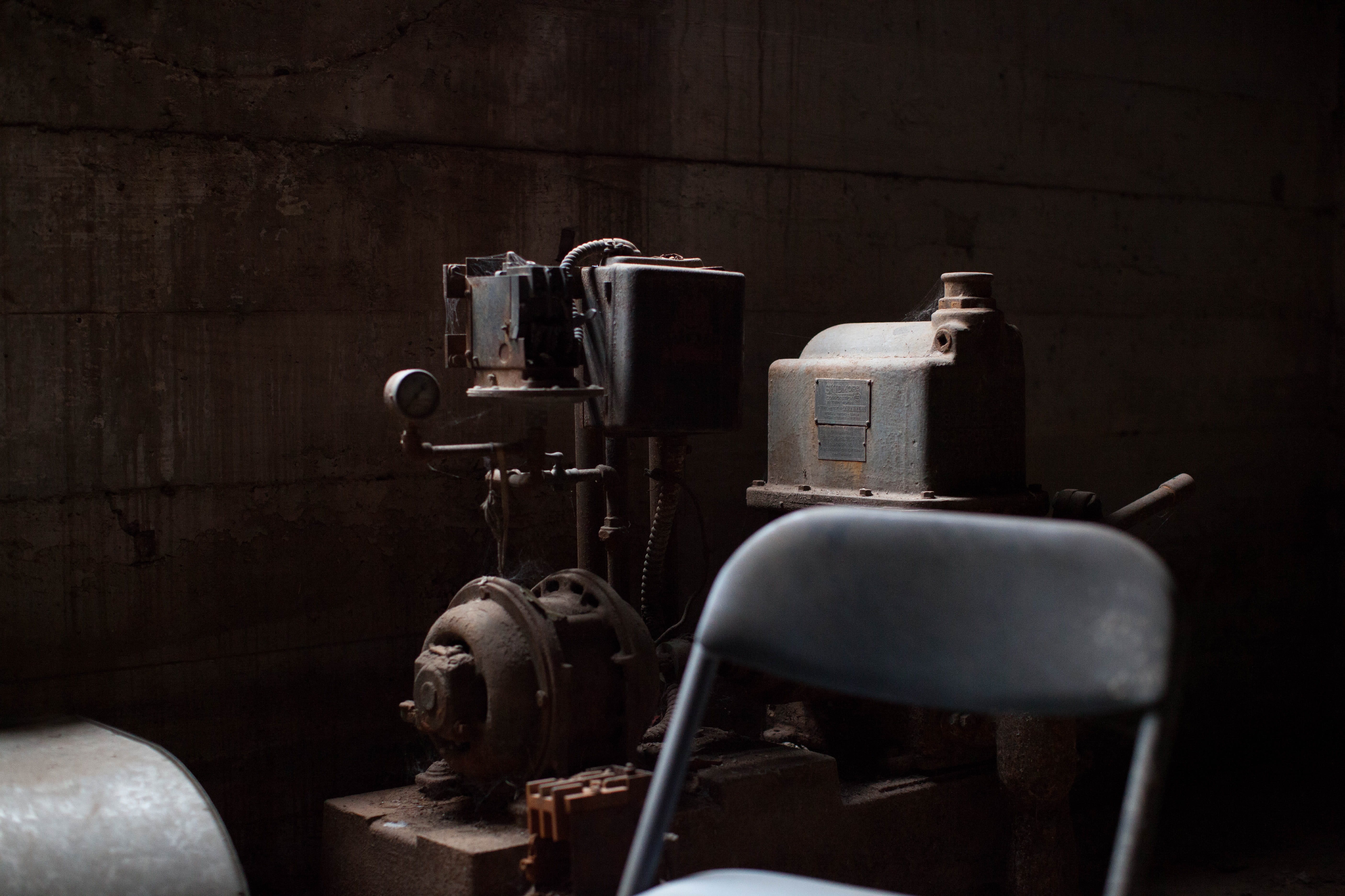 dust, dark, close-up, indoors, shadow, medium group of objects, old machine, behind, grimey, cellar, focus, machine, 5K, metal, fuel and power generation, HD Wallpaper
