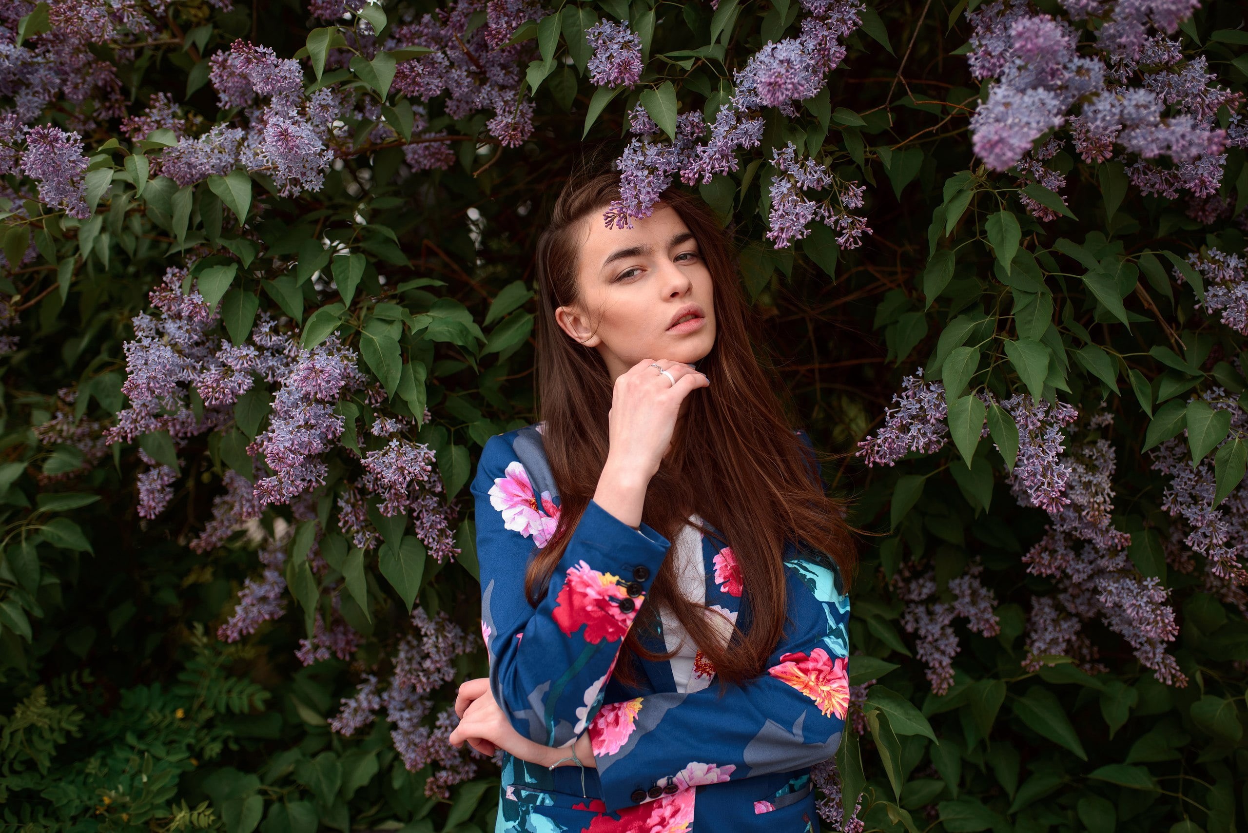 women outdoors, 2K, lifestyles, standing, fragility, outdoors, young women, beautiful woman, casual clothing, smelling, flower, beauty in nature, freshness, HD Wallpaper