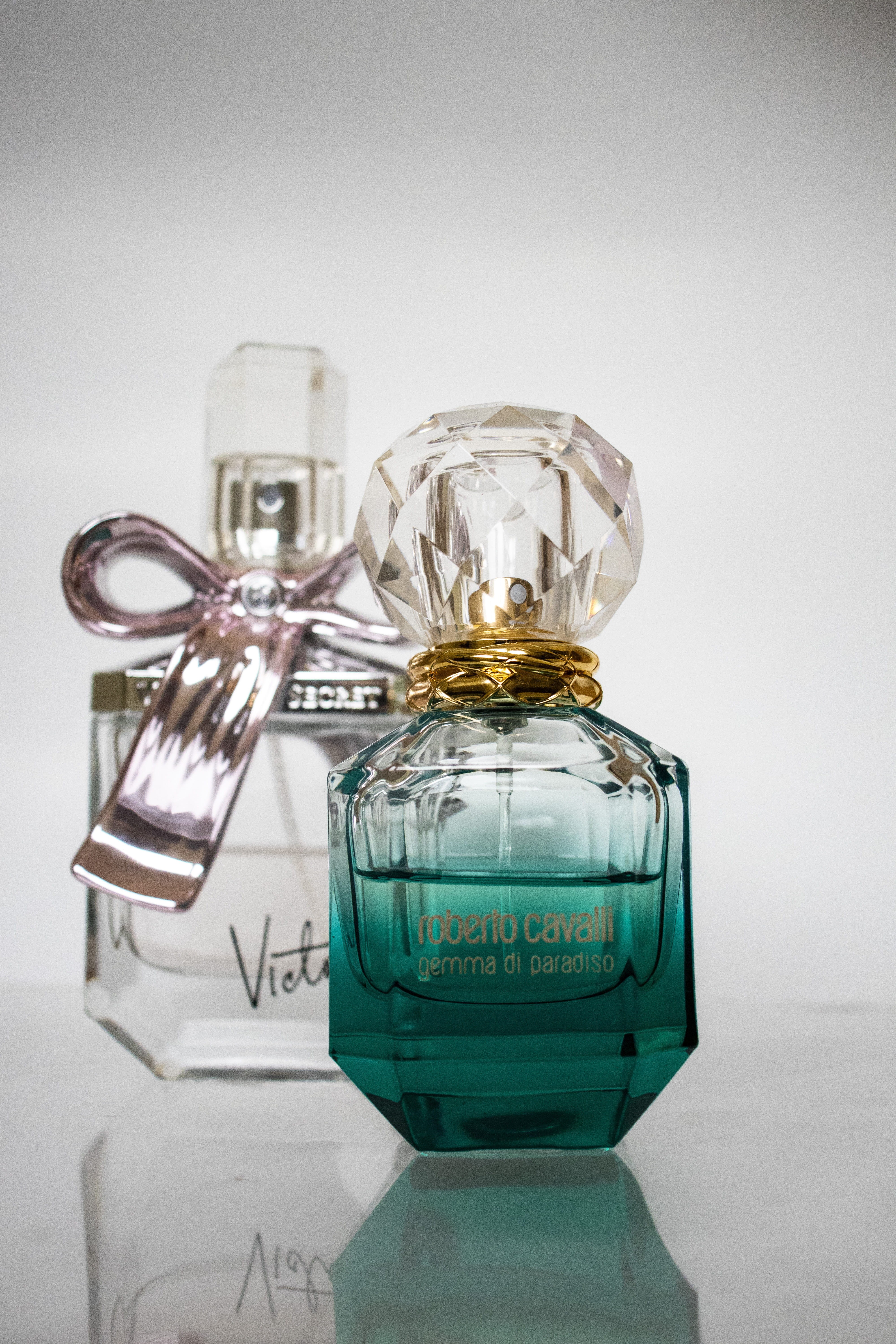 jar, liquid, green color, smell, cologne, fragrant, no people, scent, empty, perfume, wall - building feature, focus on foreground, indoors, metal, glass - material, Phone HD Wallpaper