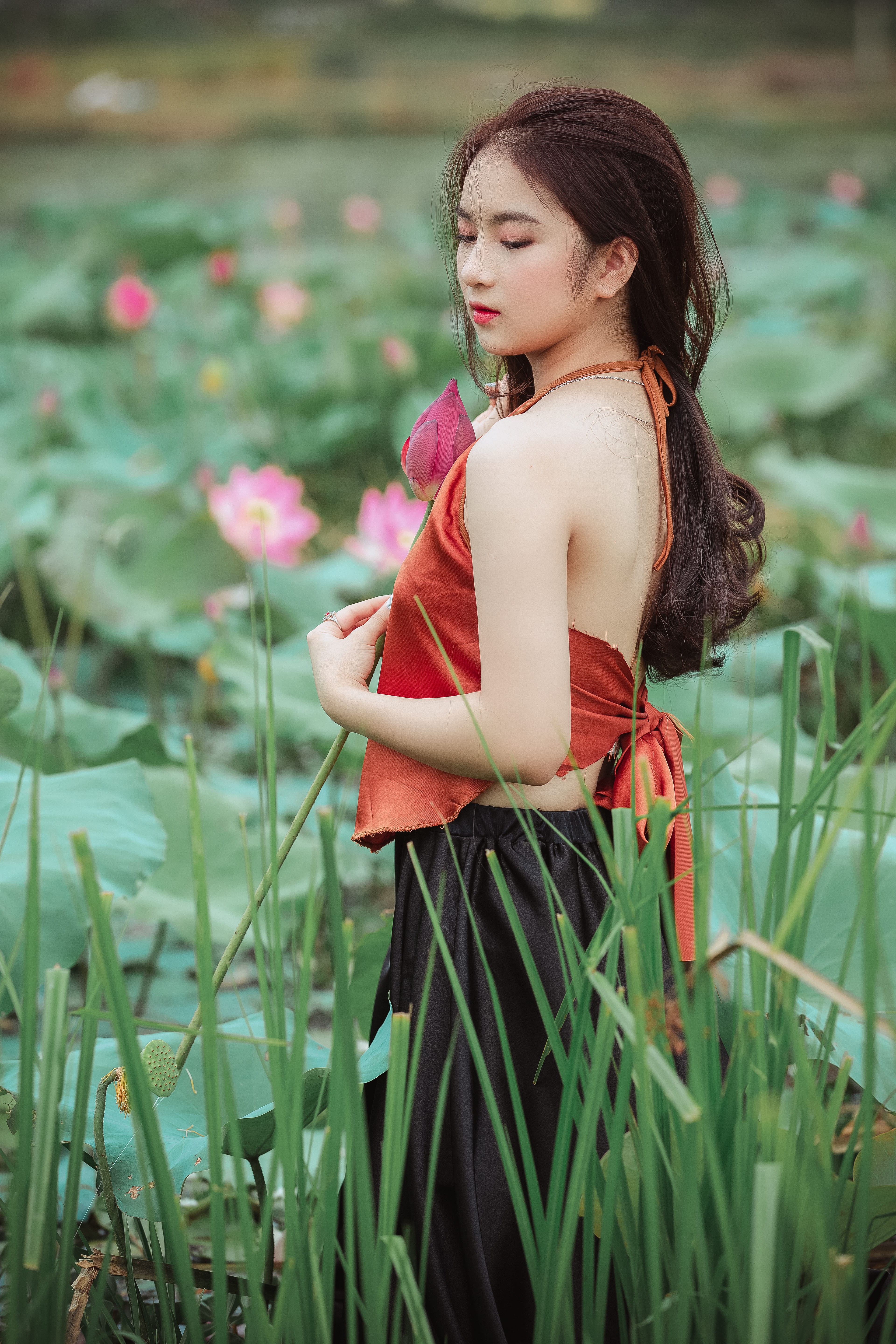 beautiful woman, beauty, beauty in nature, standing, lifestyles, woman, pretty, girl, flowering plant, plant, nature, growth, cute, three quarter length, Phone HD Wallpaper