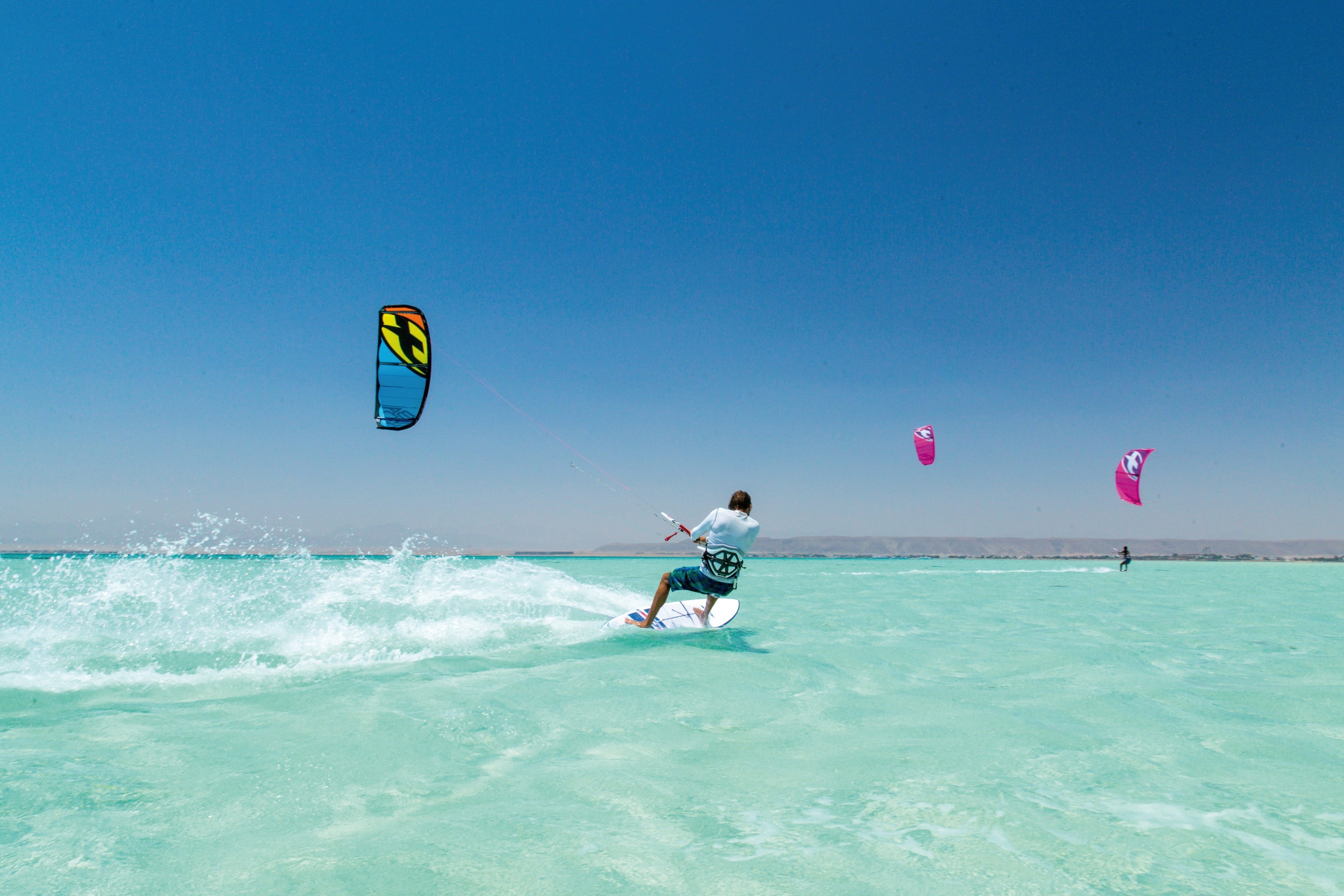 summer, parasailing, sea, water sports, kiteboarding, beauty in nature, 2K, lifestyles, kite surfing, water, vacations, aquatic sport, outdoors, horizon, HD Wallpaper