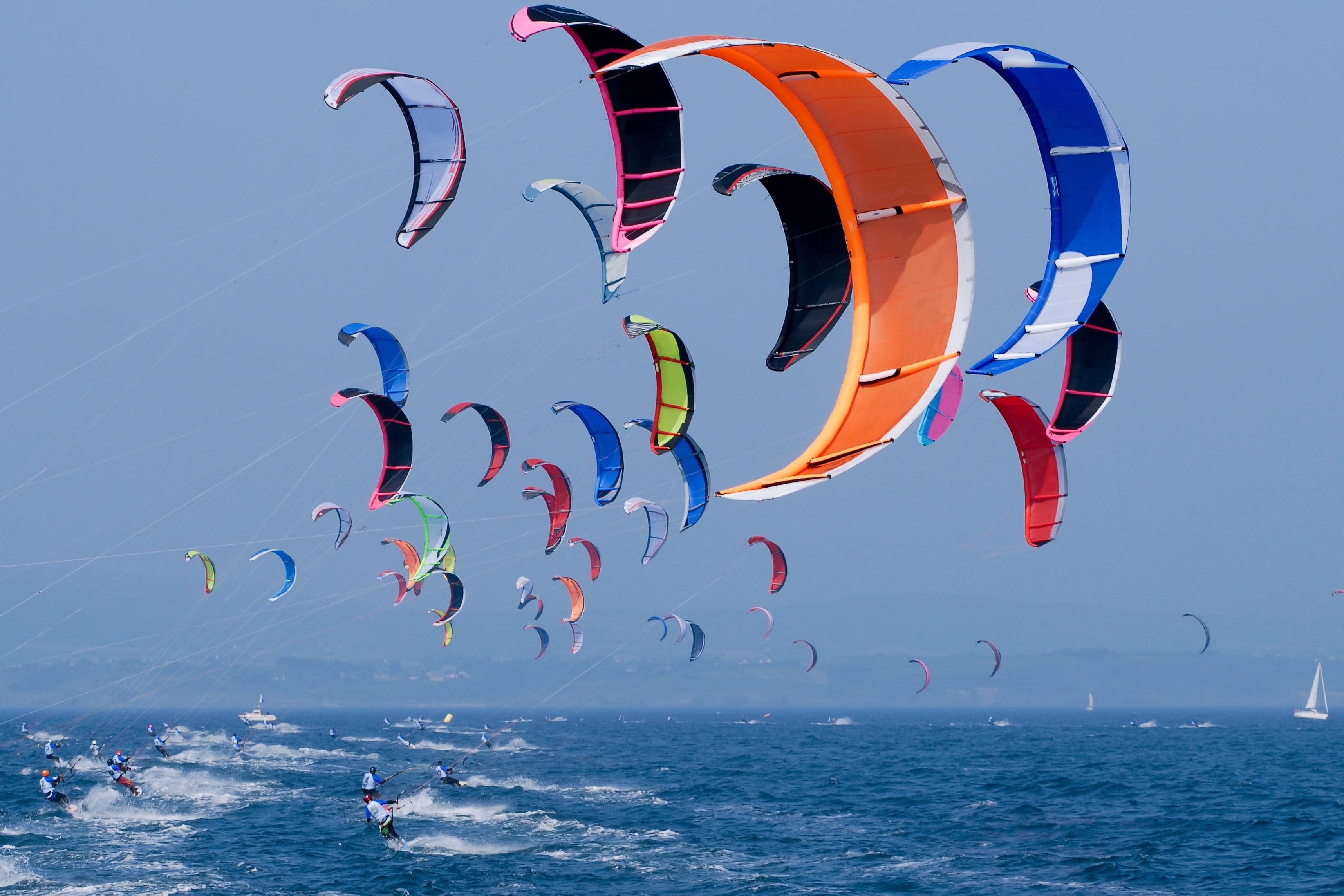 flying, sport, sea, parachute, wind, horizon, scenics - nature, sport , sky, kite, mid-air, surfing, adventure, parasailing, 2K, nature, beauty in nature, HD Wallpaper
