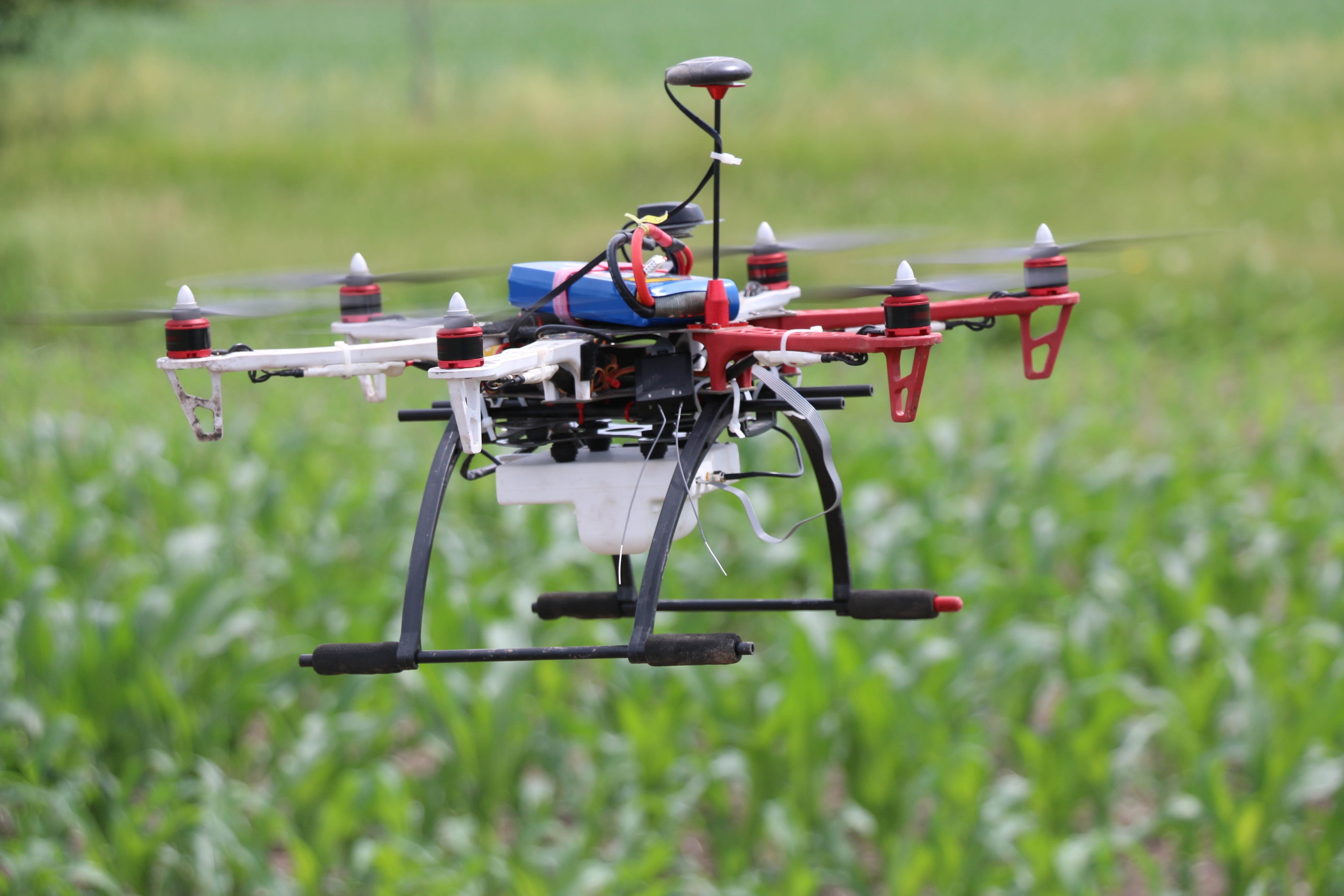 field, focus on foreground, land, 5K, outdoors, selective focus, green color, aircraft, aerial, technology, transportation, grass, red, drone, day, sport, HD Wallpaper