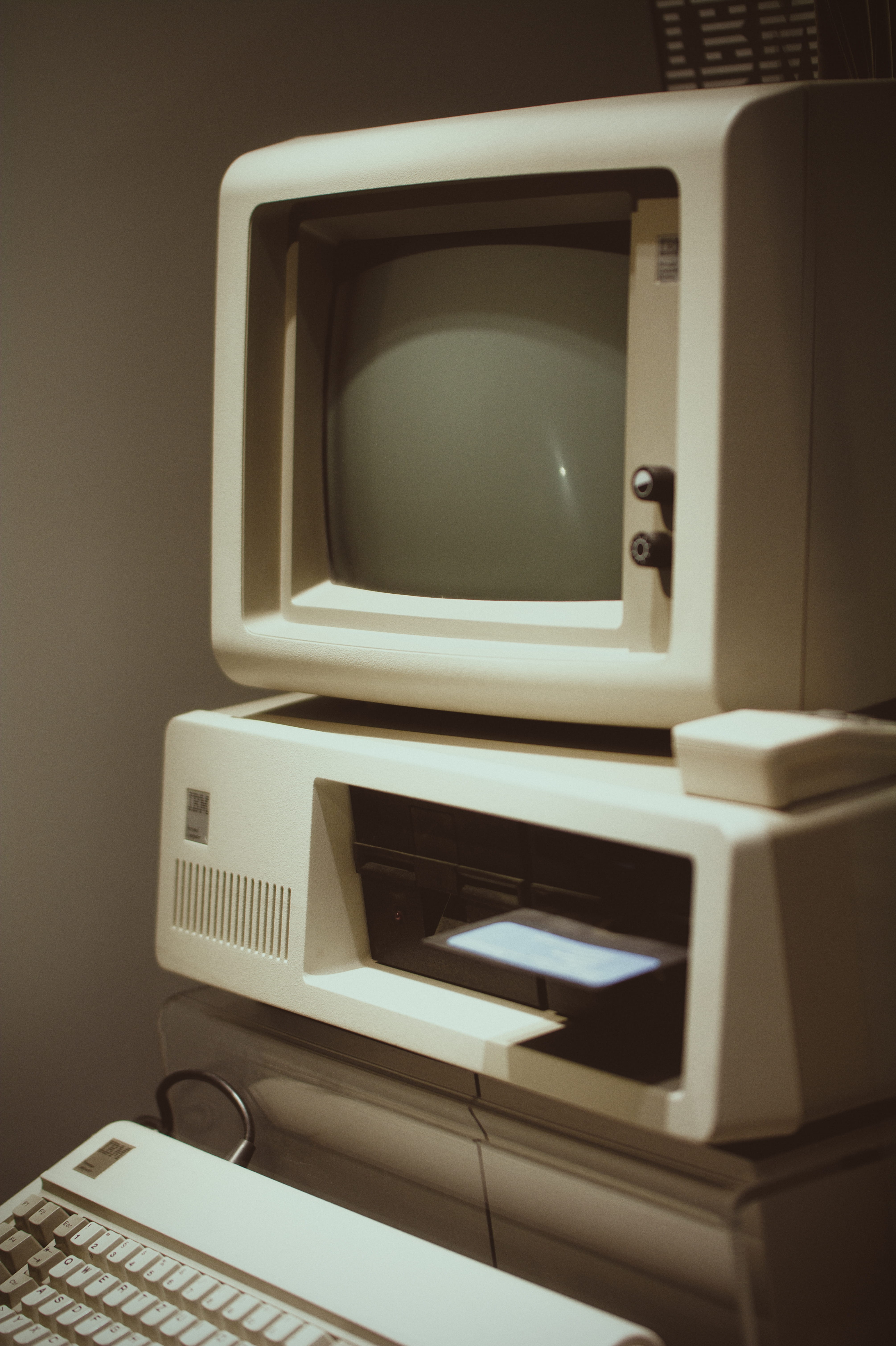 museum, computer, electronics, display, close-up, modern, white, computer monitor, computer equipment, old tech, screen, table, connection, television, Phone HD Wallpaper
