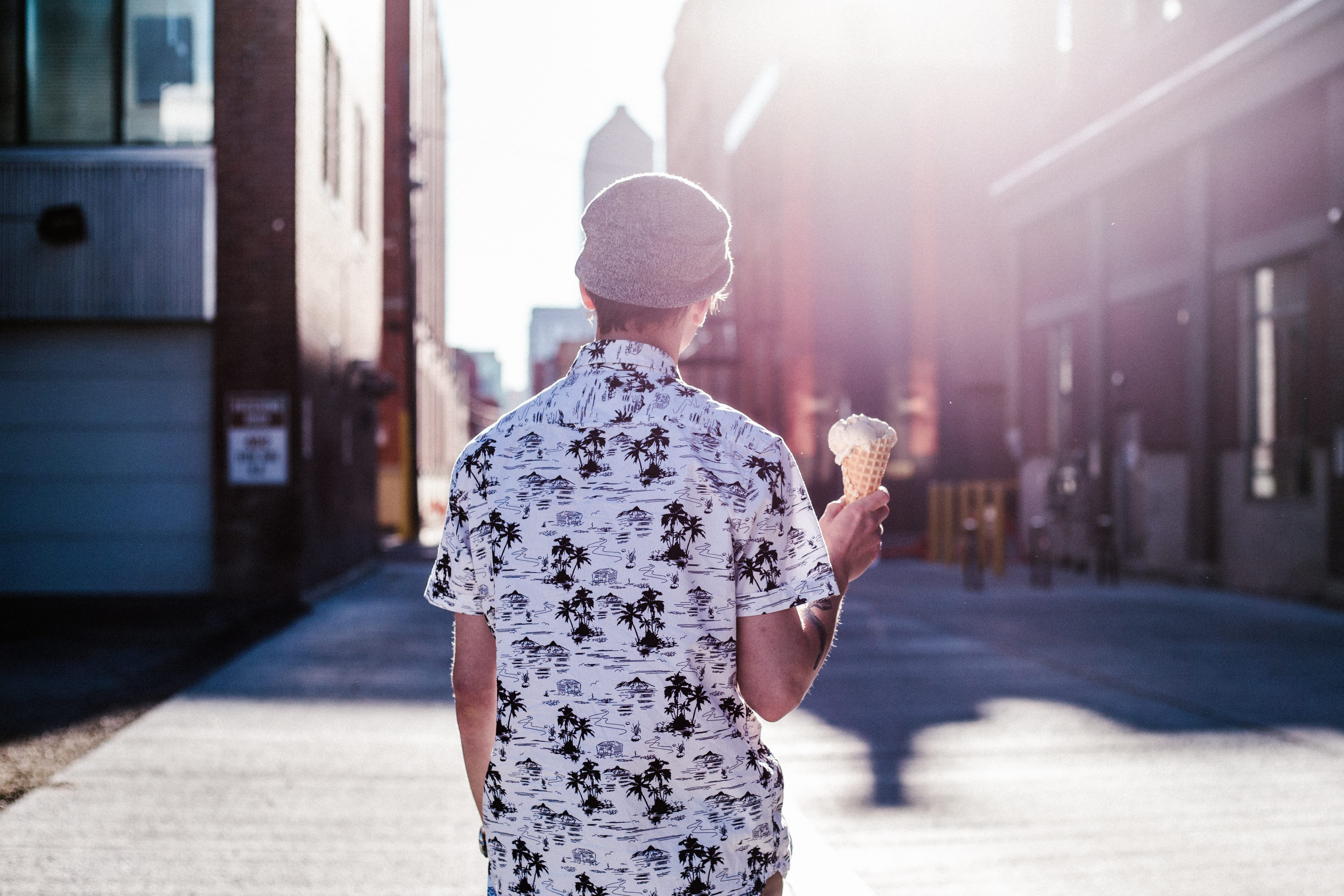 sunset, men, clothing, white, drink, gray, person, photography, holding, city, food and drink, male, collared, t, ice cream, lifestyles, snacking, man, HD Wallpaper