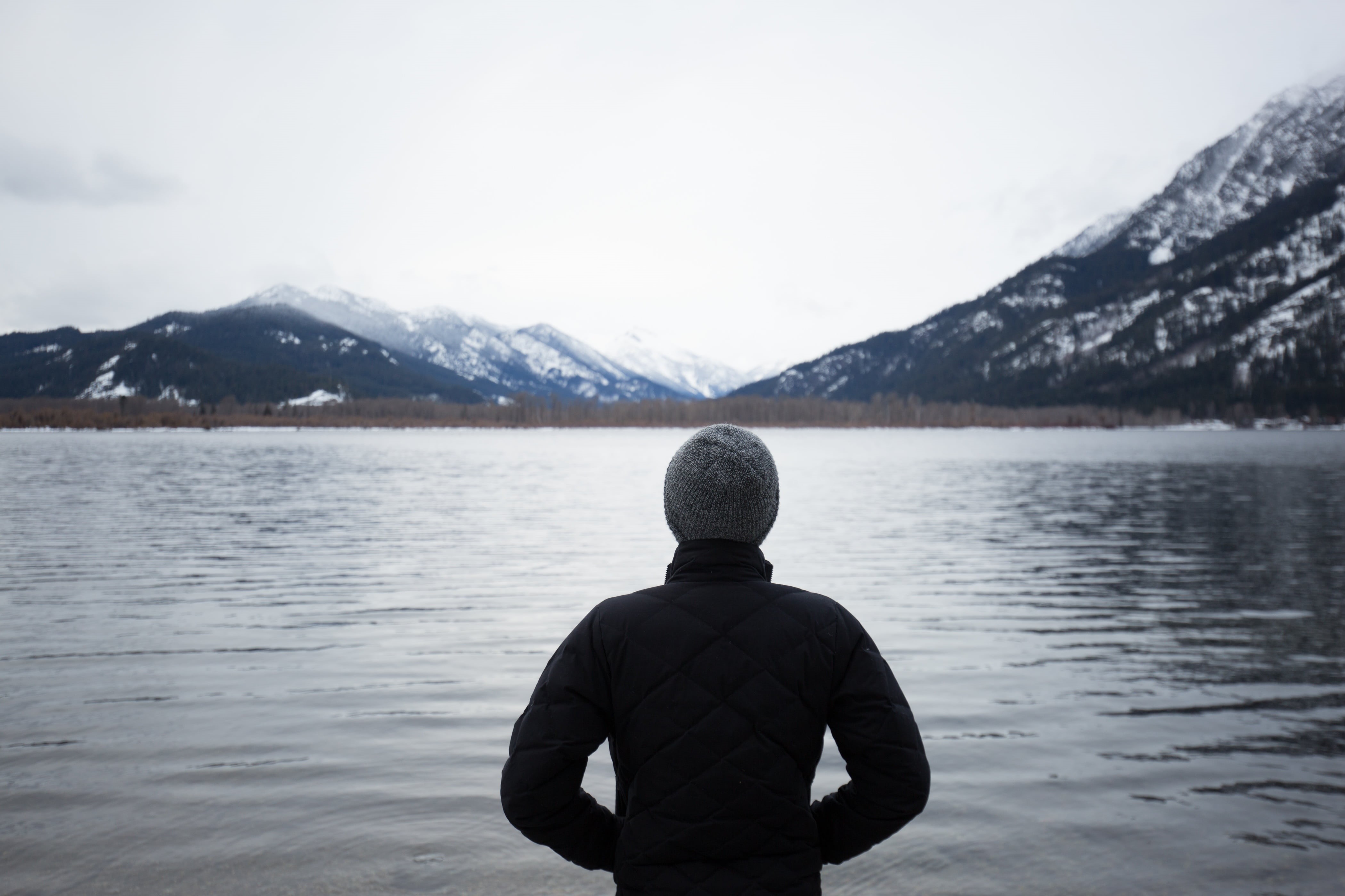 water, mountain, peaks, plants, rear view, mountains, body, wearing, beanie, gray, back, scenics, black, sky, landscape, pond, grass, jacket, snowcapped mountain, HD Wallpaper