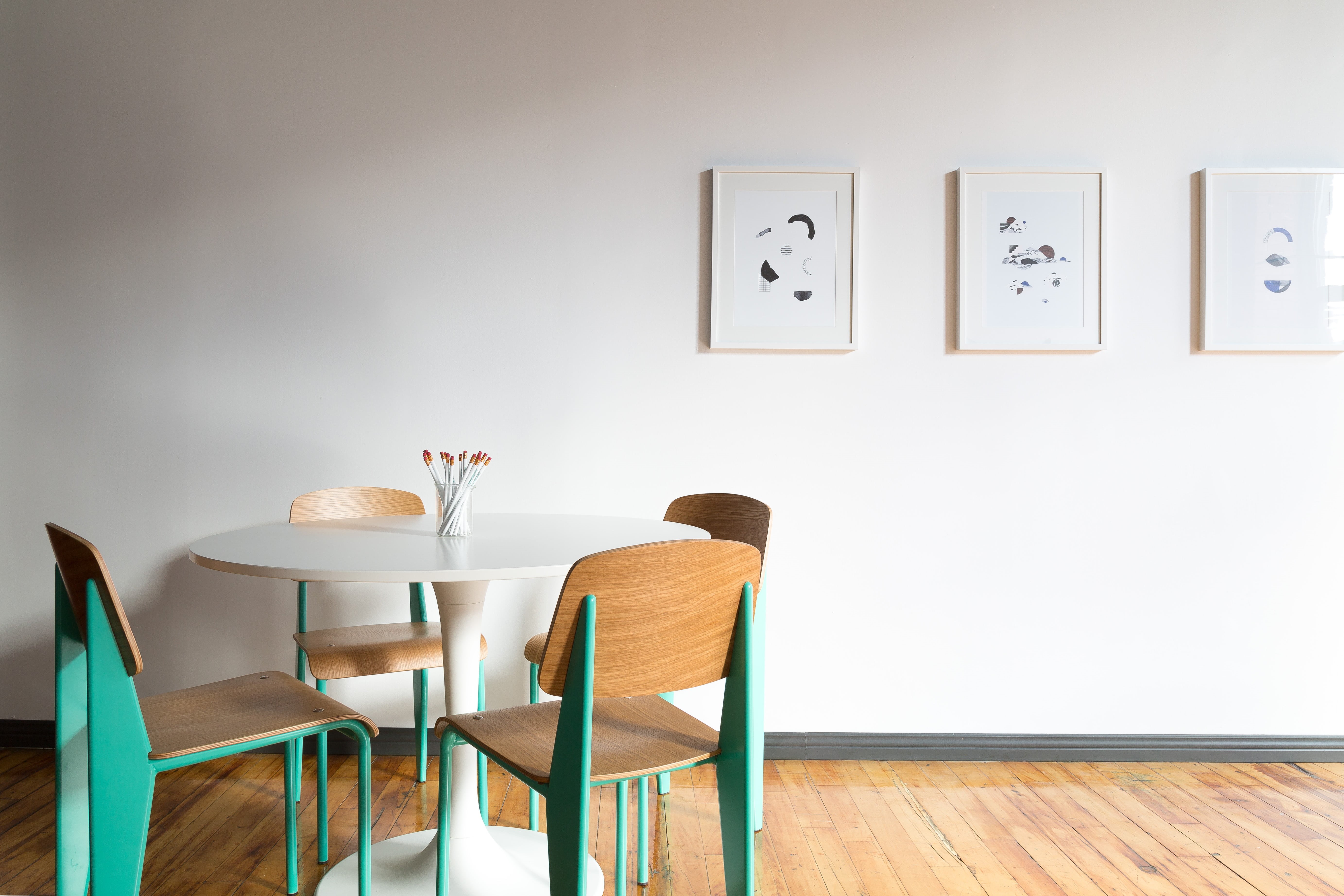 domestic life, wood, seat, absence, home, table, indoors, white color, interior, electric lamp, inside, business, decoration, room, modern, hardwood floor, HD Wallpaper