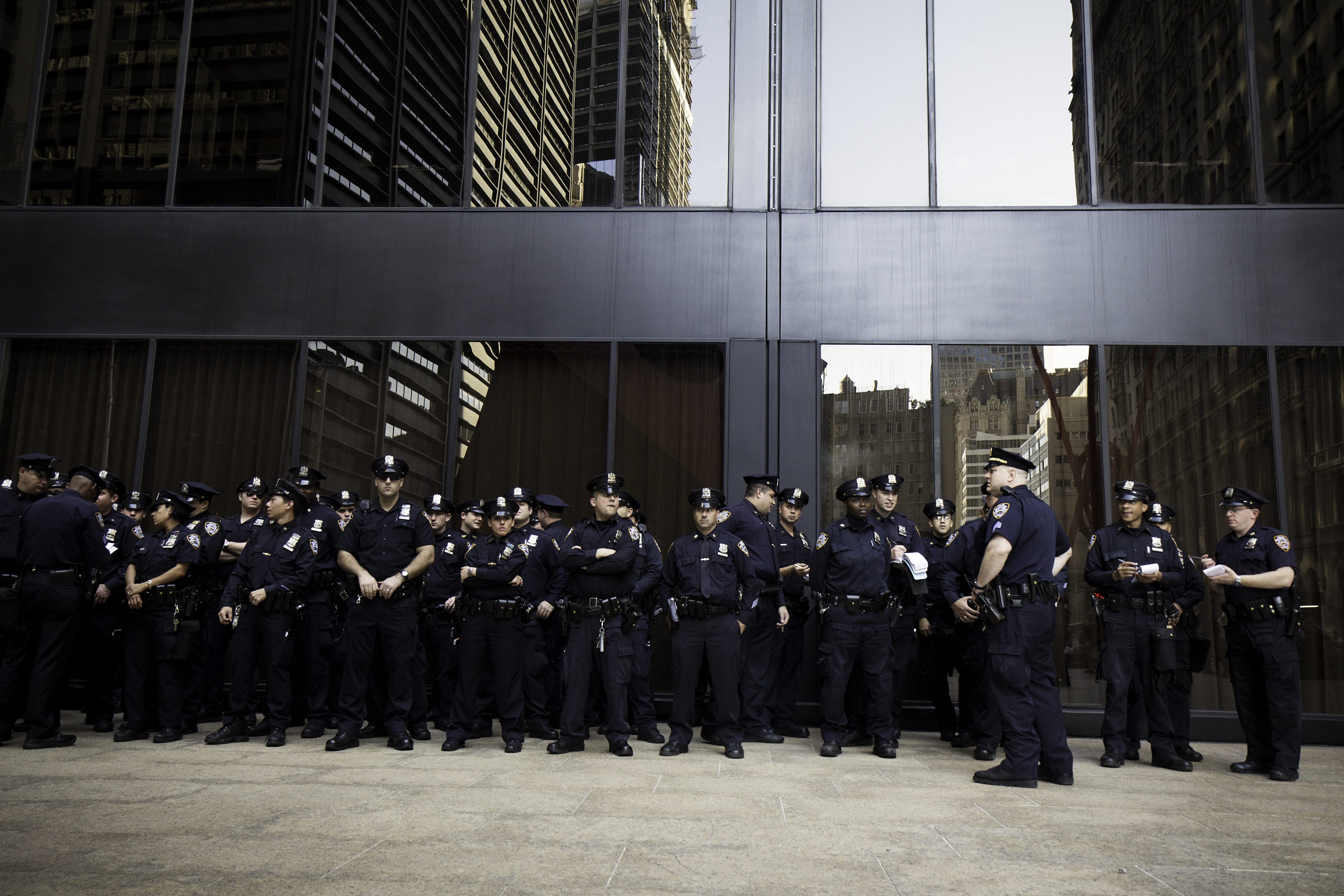 4K, team work, concrete, police intervention, building, occupy, large group of people, officers, building exterior, street, security, street view, day, HD Wallpaper