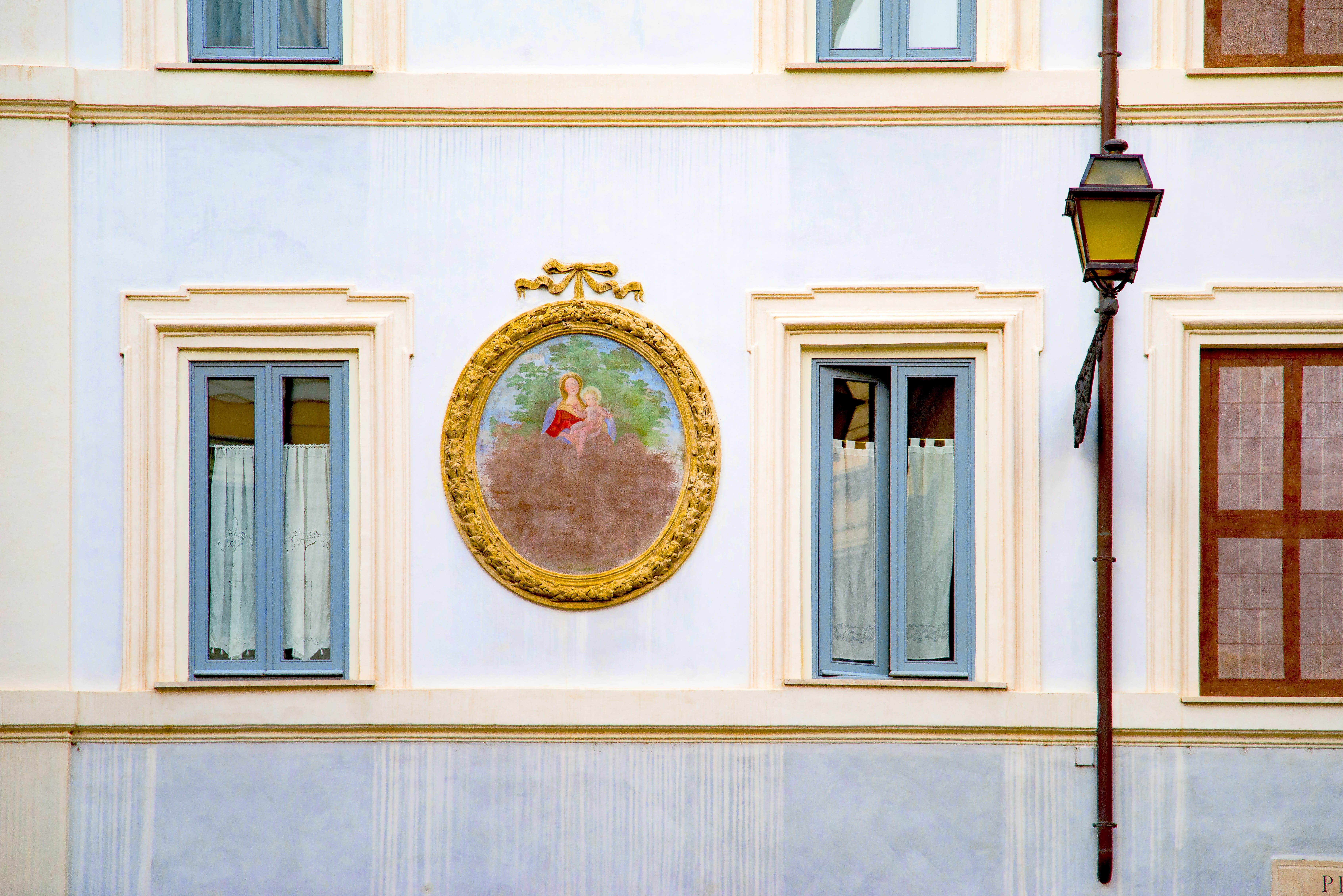 glass - material, city, ornate, medallion, geometric shape, entrance, building exterior, no people, outdoors, door, painting, architecture, lighting equipment, HD Wallpaper