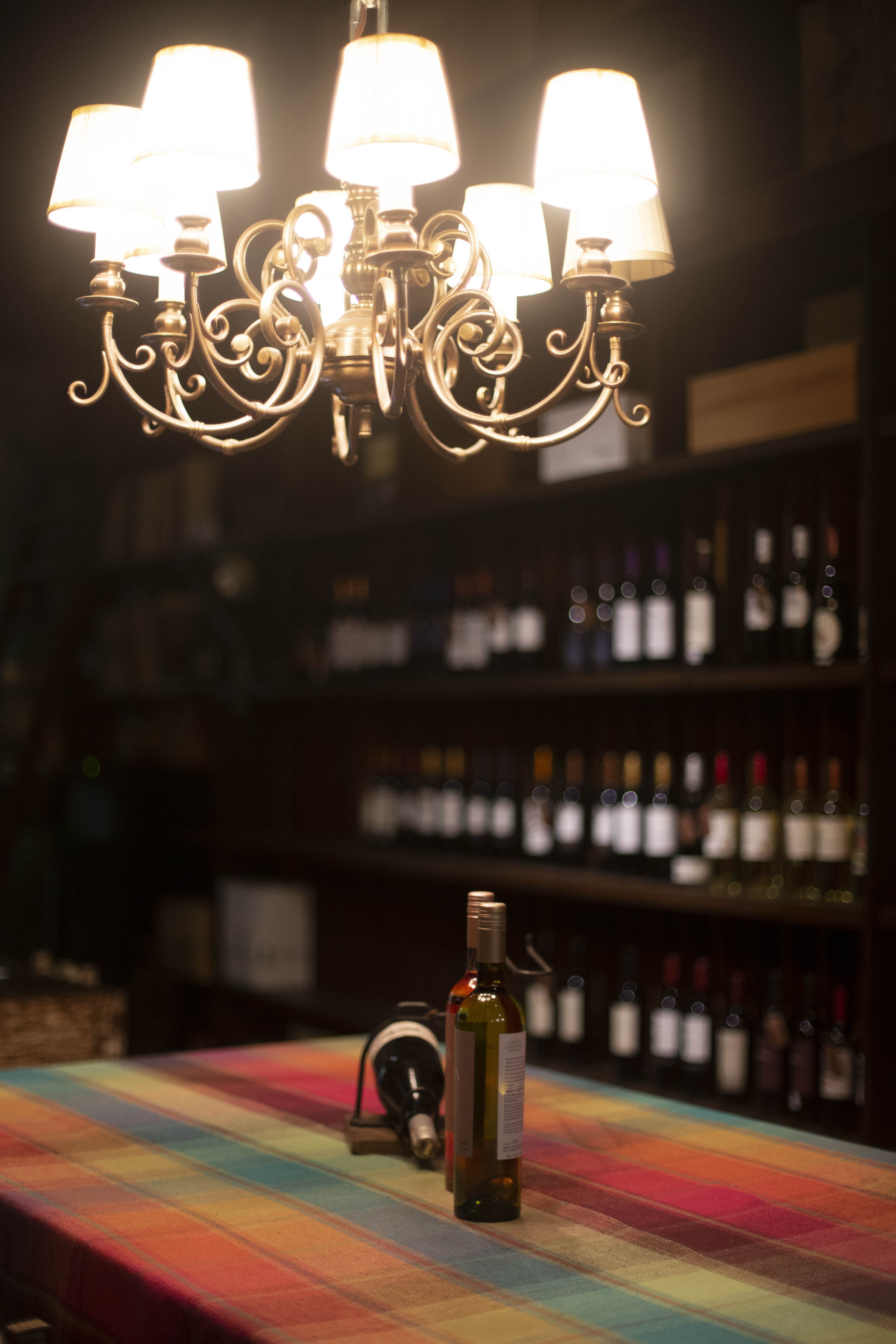 table, indoors, furniture, blurred background, drink, wine bottles, bar - drink establishment, table setting, liquor, electric lamp, tablecloth, wine bottle, Phone HD Wallpaper