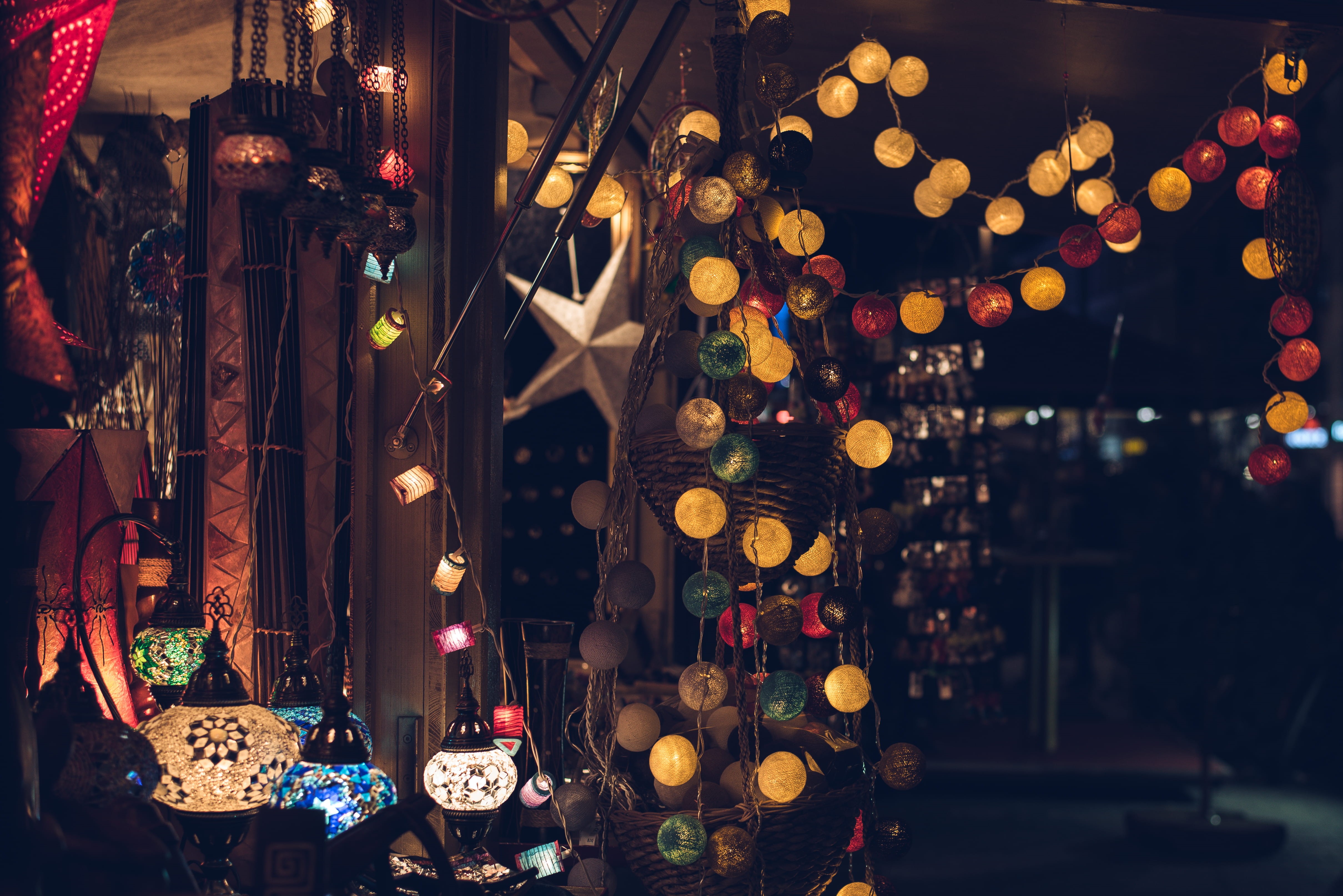 market, yellow, cultures, lights, festive, large group of objects, room, string, glow, 4K, focus on foreground, defocused, market stall, illuminated, for sale, HD Wallpaper