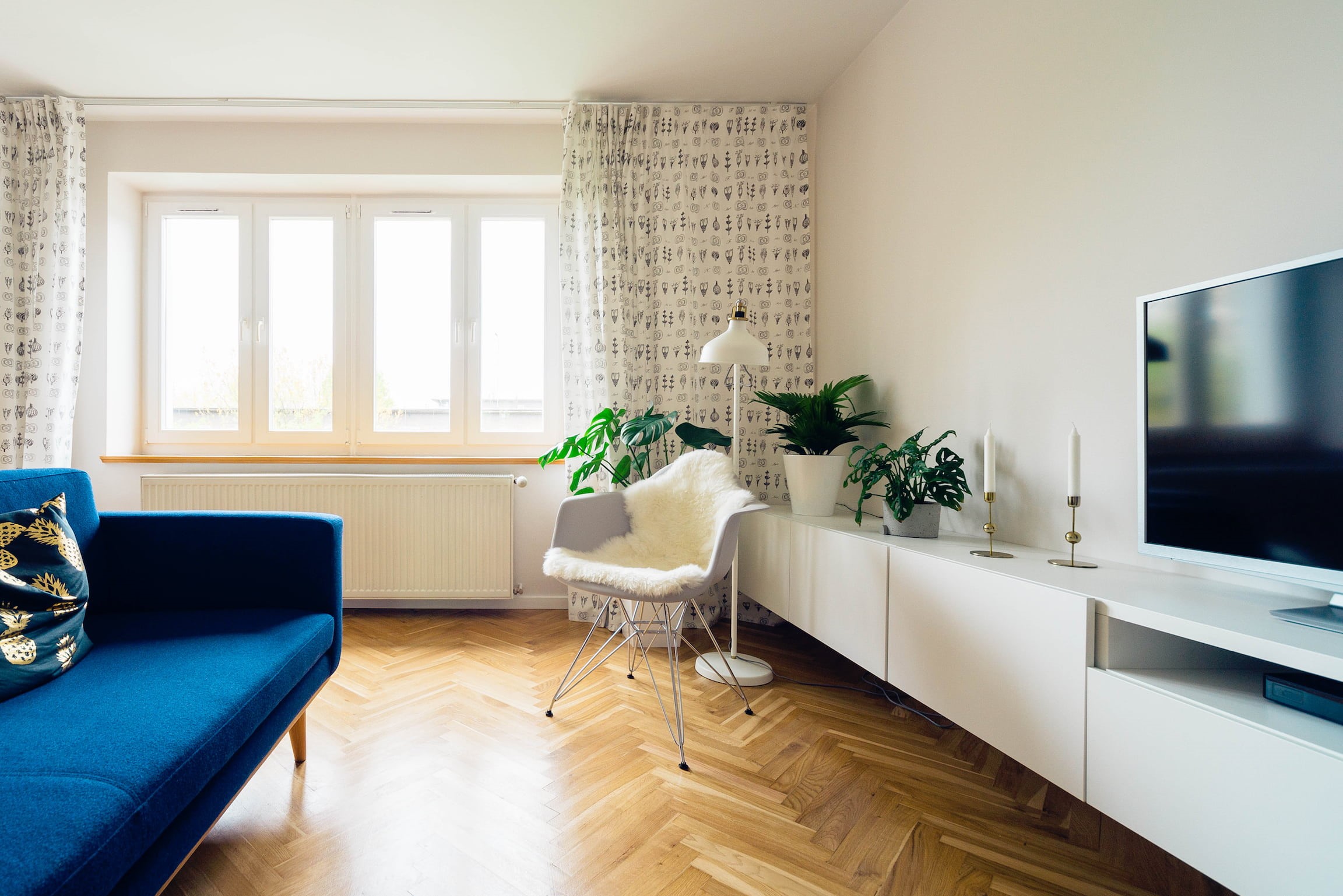 tv, architecture, elegance, sofa, home, lifestyle, modern, parquet floor, screen, wood, couch, no People, plant, design, chair, luxury, living, indoors, HD Wallpaper