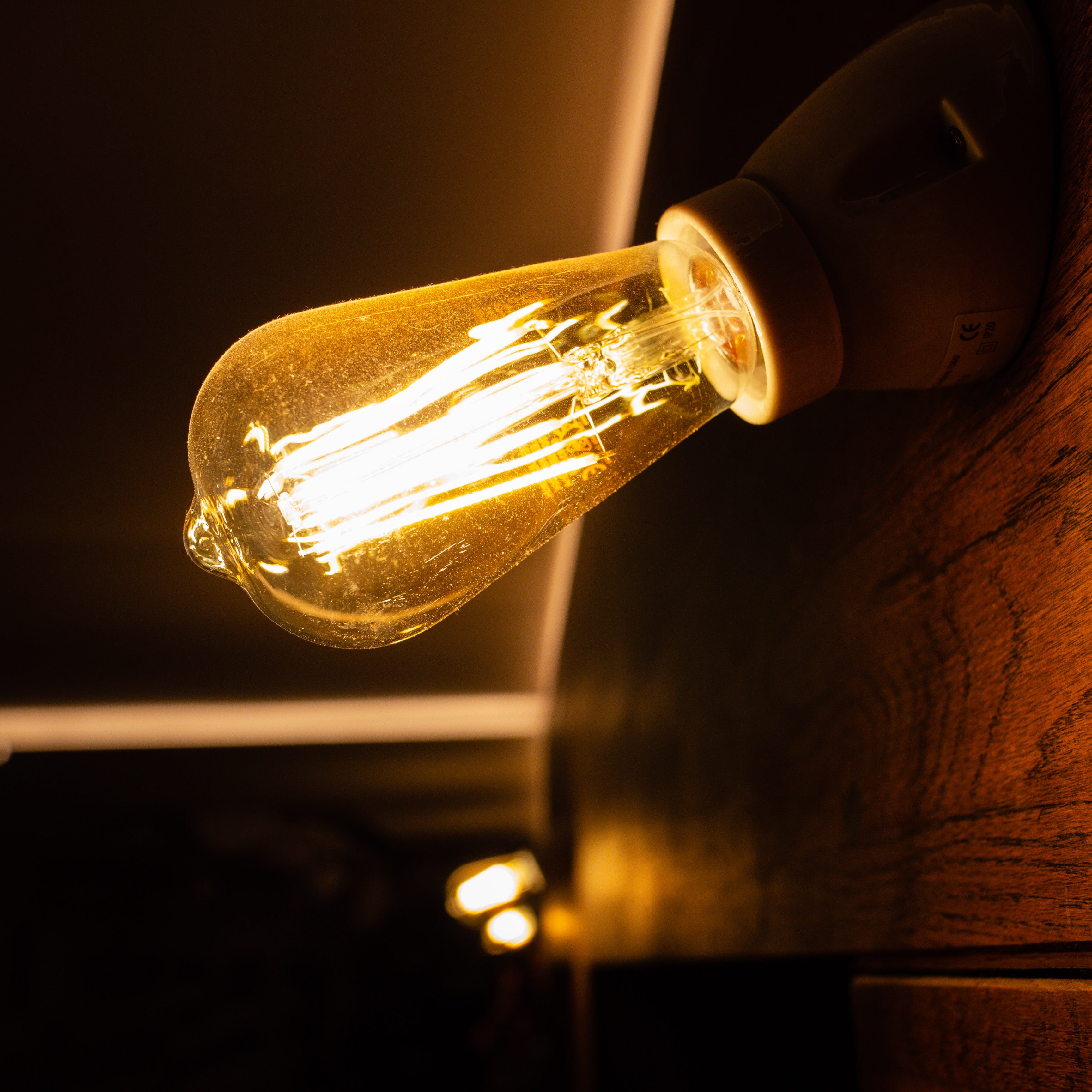 horn, light fixture, filament, 2K, wine, alcohol, glass, light bulb, neon, light, lighting, bottle, container, macro, musical instrument, ceiling light, Phone HD Wallpaper
