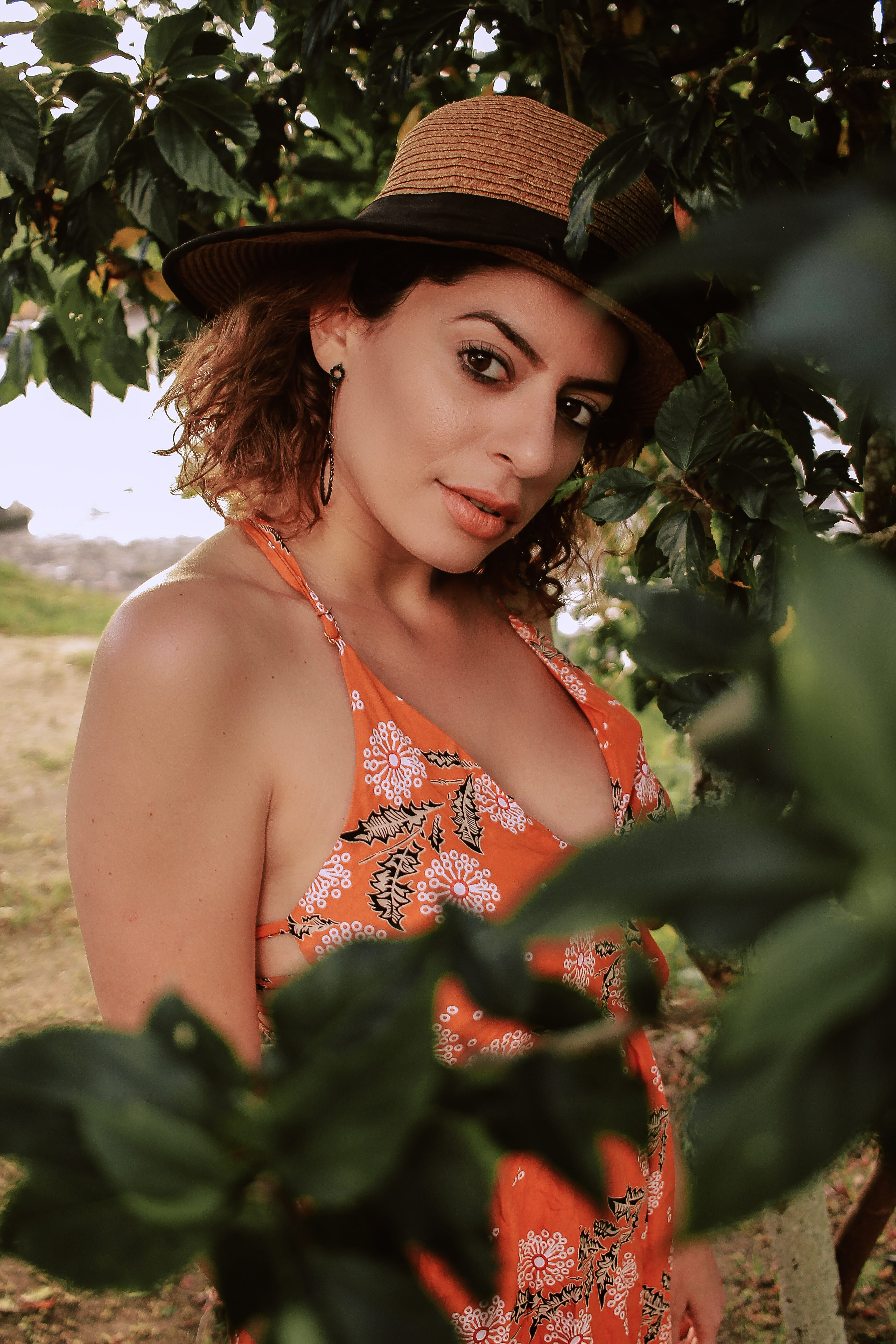 beautiful woman, young women, hairstyle, leisure activity, photographer, day, outdoors, braziliangirl, color, looking at camera, unsplash, photography, Phone HD Wallpaper