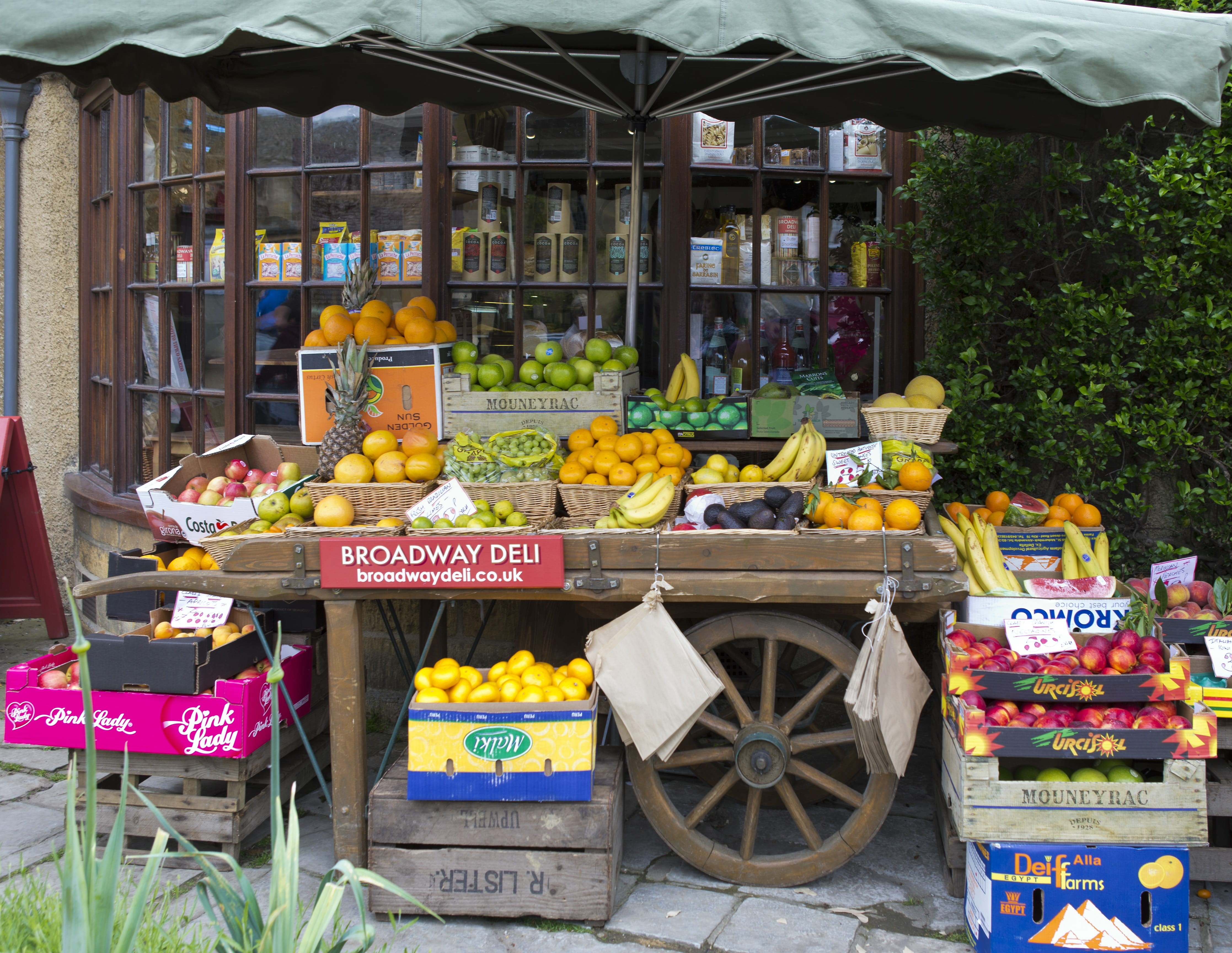 script, wellbeing, western script, shop window, day, apples, no people, bananas, choice, uk, large group of objects, food, tangerines, 4K, old fruit boxes, HD Wallpaper