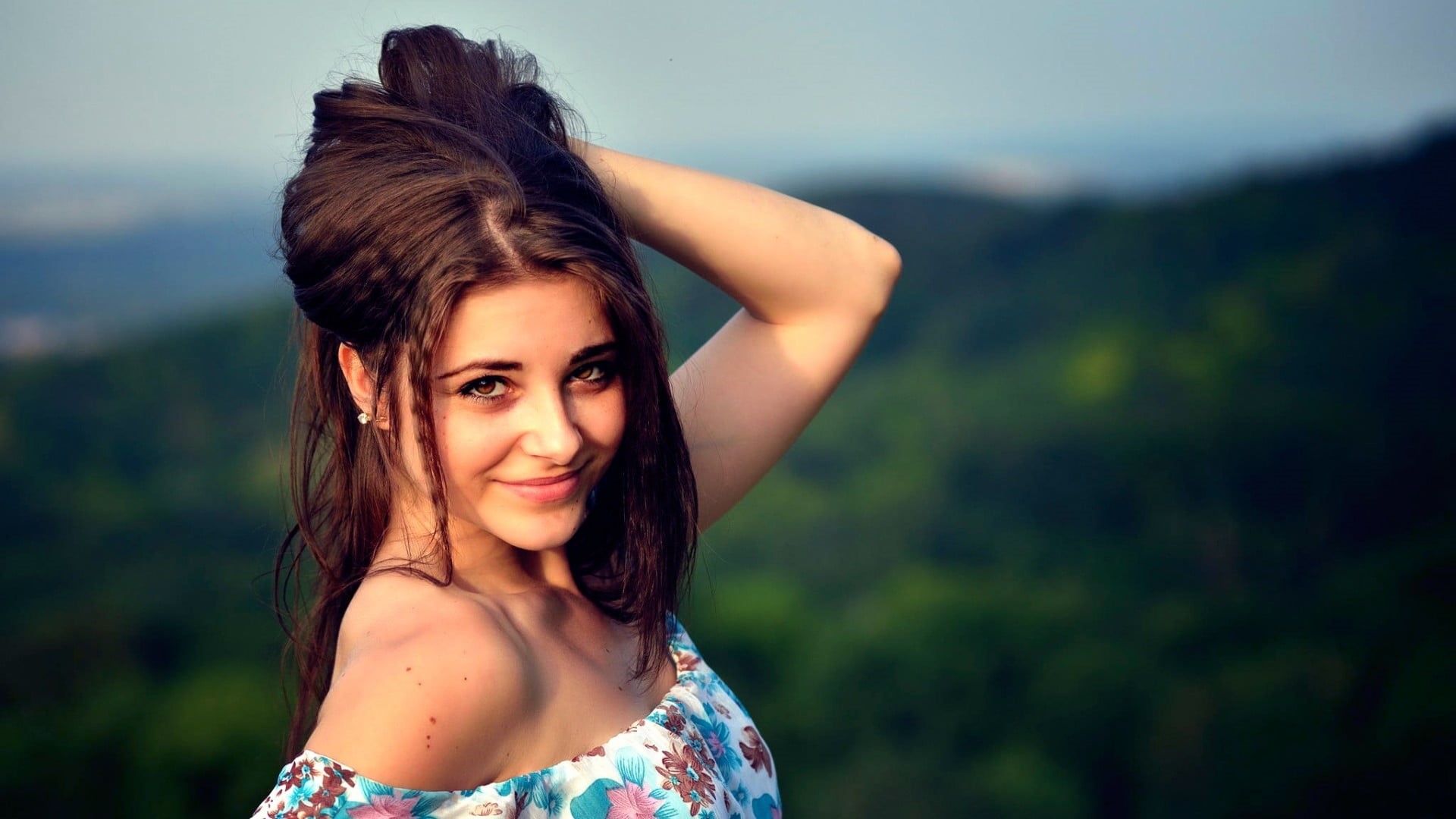 1080P, headshot, beauty, hair, young adult, nature, hairstyle, outdoors, women outdoors, women, smiling, adult, pulling, looking at camera, happiness, HD Wallpaper