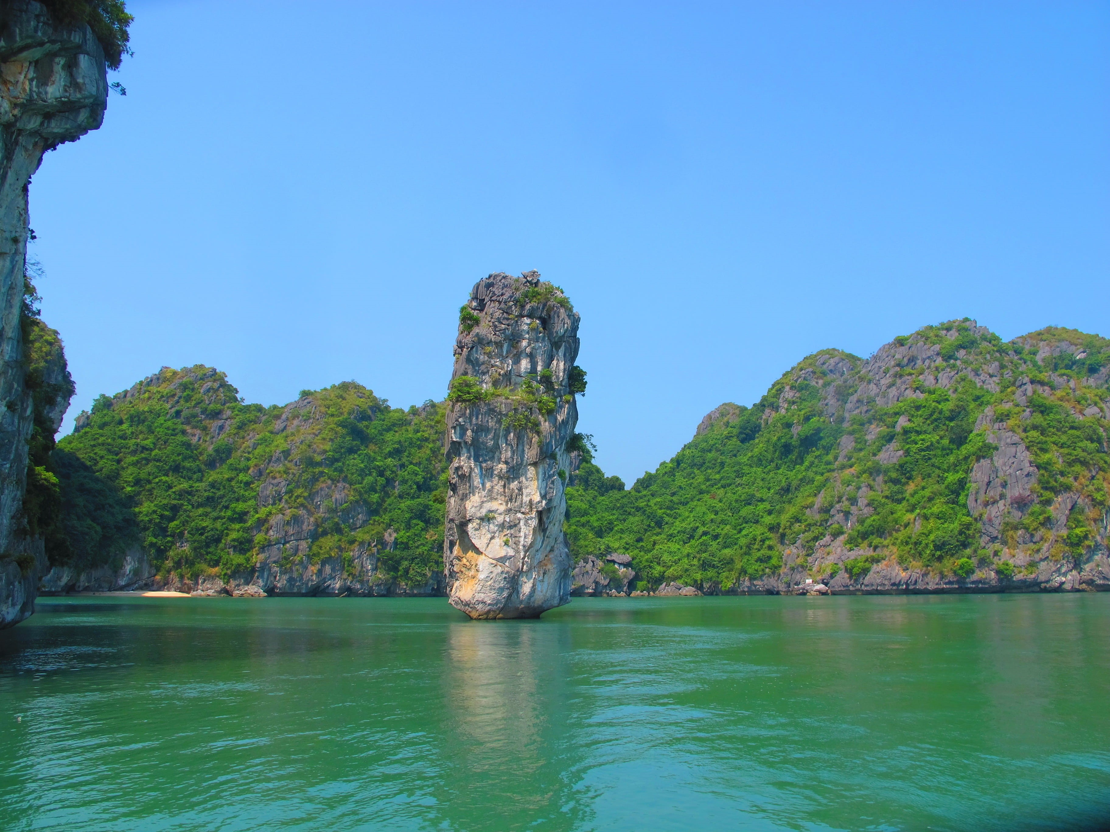 unesco, Rock, sedimentary, clear sky, day, 2K, tranquility, turquoise colored, Karst, blue, indochina, waterfront, nature, stack rock, tree, lake, mountain, HD Wallpaper