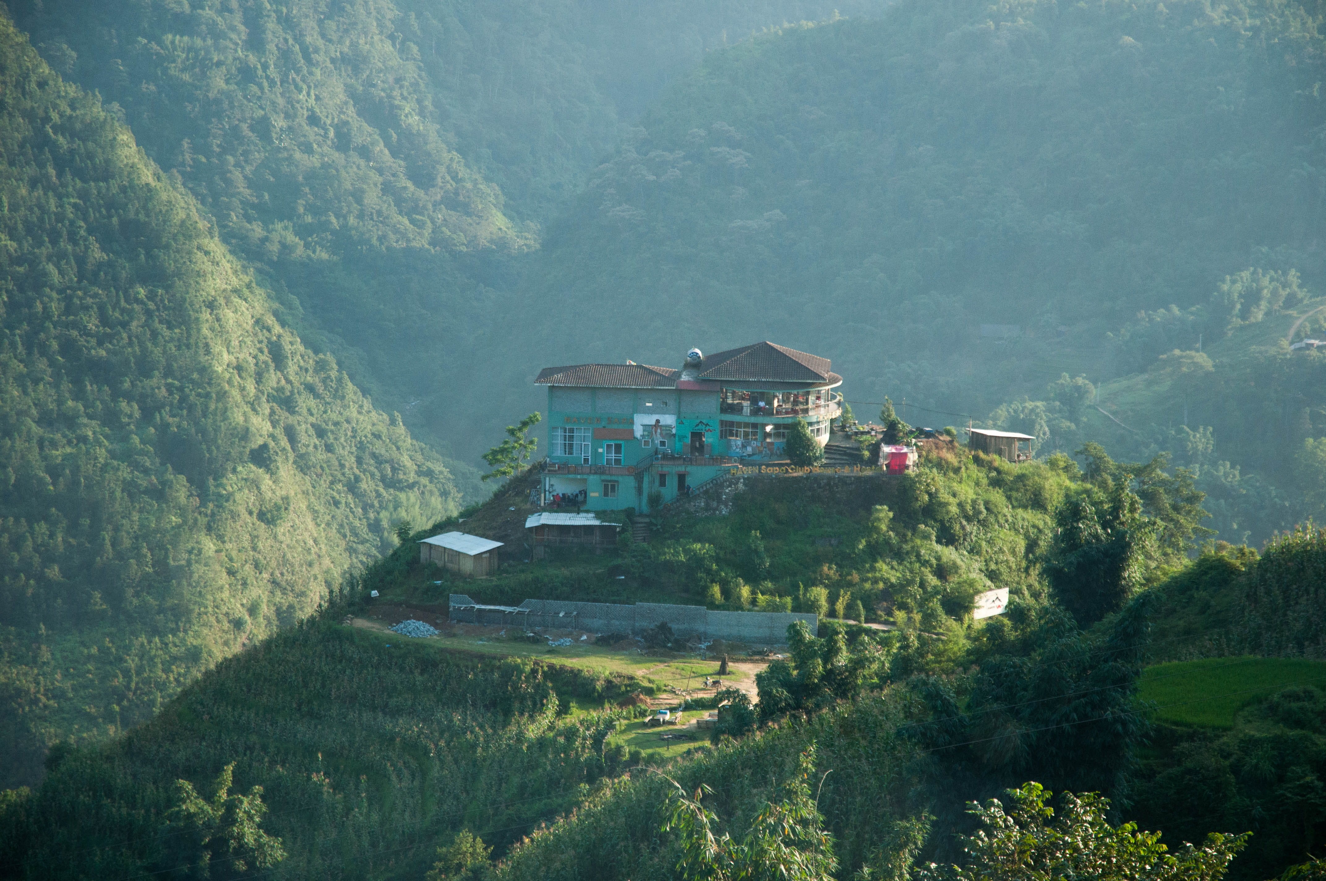 building, building exterior, nature, tt. sa pa, mountain, travel, outdoors, growth, green, built structure, field, hostel, scenics - nature, day, house, HD Wallpaper