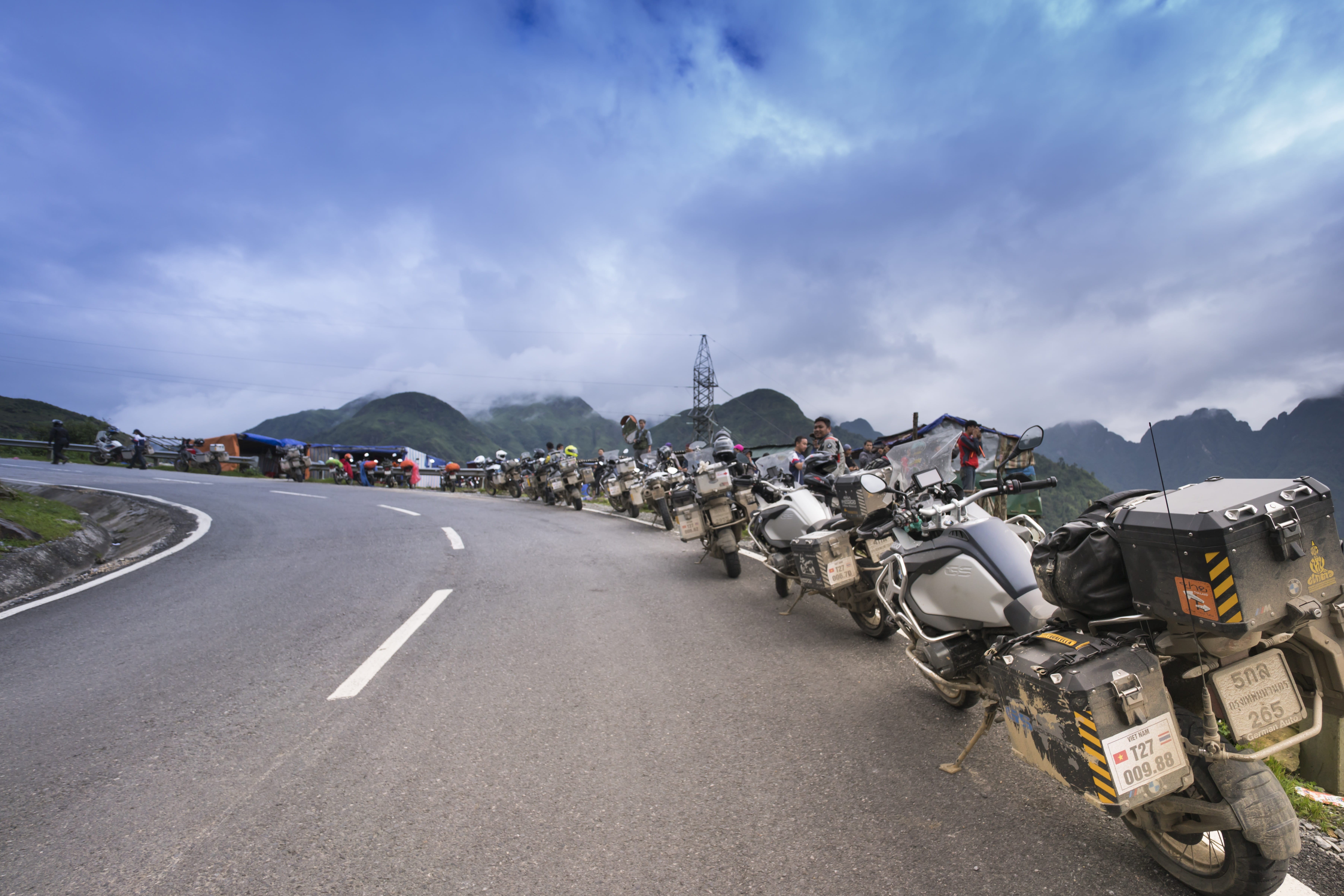 world, steep mountain pass, symbol, ride, land vehicle, speed, danger, city, architecture, fun, driver, journey, cloud - sky, dom, peace, sunny, road, outdoors, HD Wallpaper