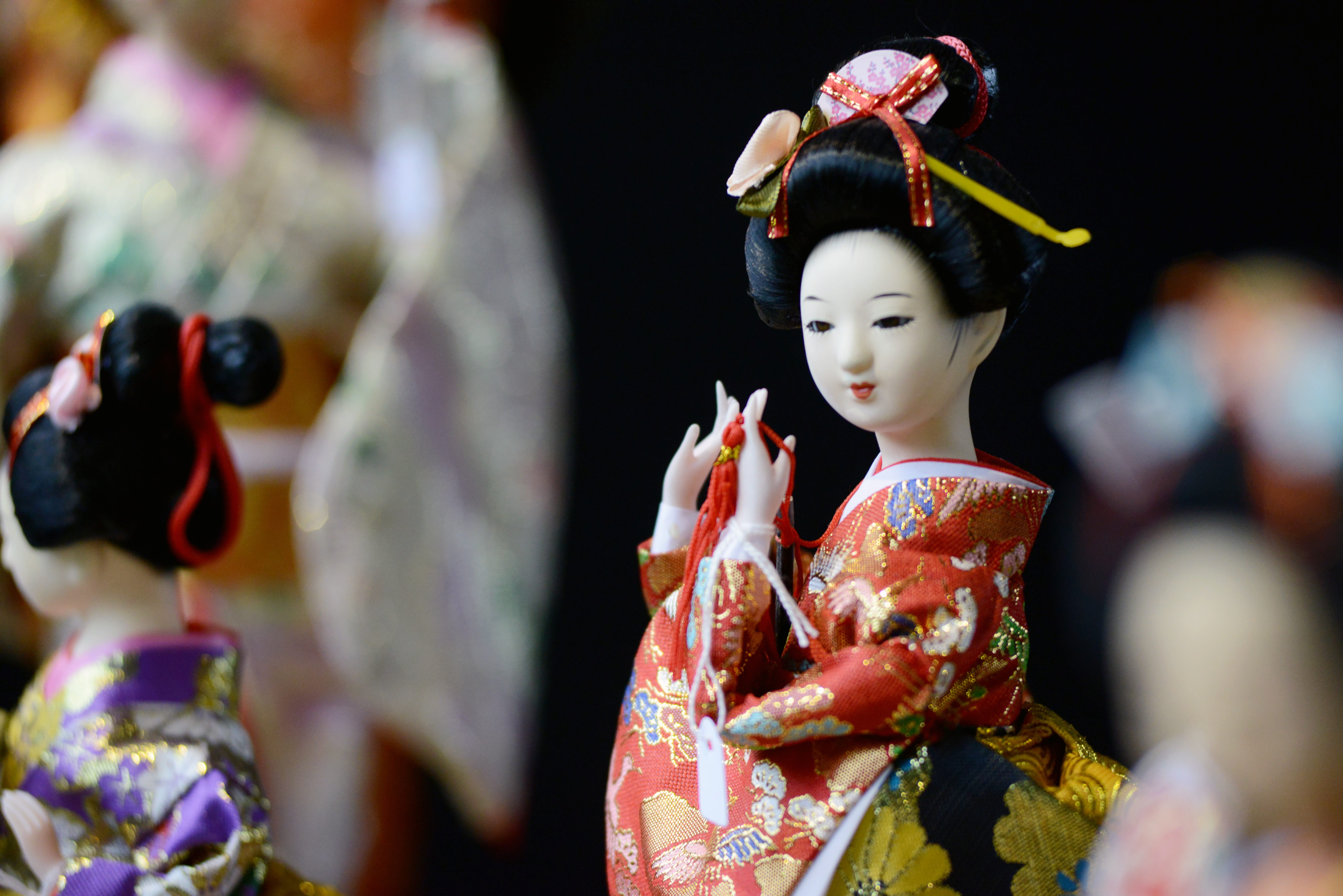 decoration, art and craft, kimono, indoors, toy, figurine, woman, figure, art, female likeness, representation, traditional clothing, male likeness, japan, HD Wallpaper