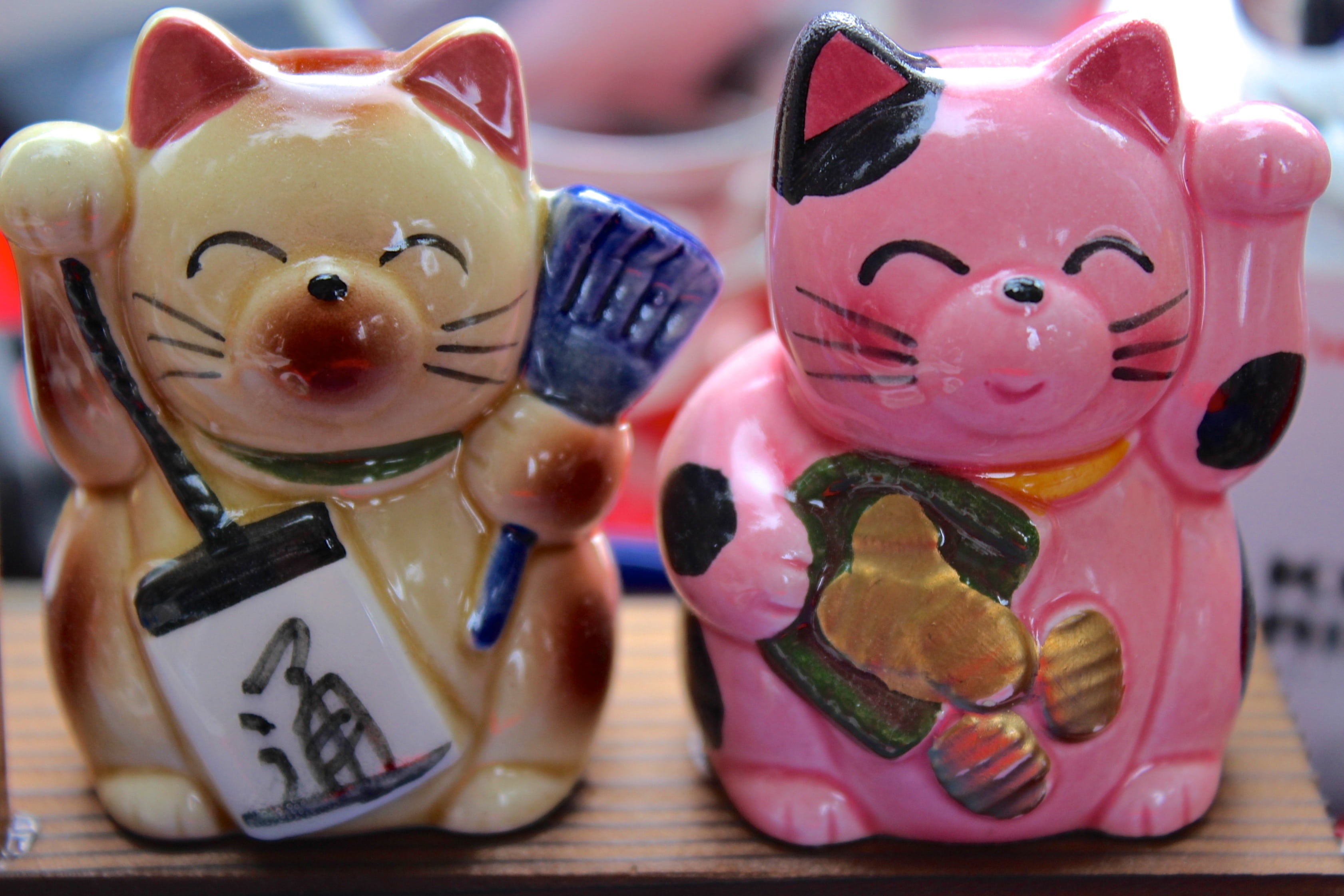 maneki neko, wave, still life, chinese, japanese, fernöstlich, deco, creativity, human representation, figure, craft, table, 2K, toy, savings, waving cat, HD Wallpaper