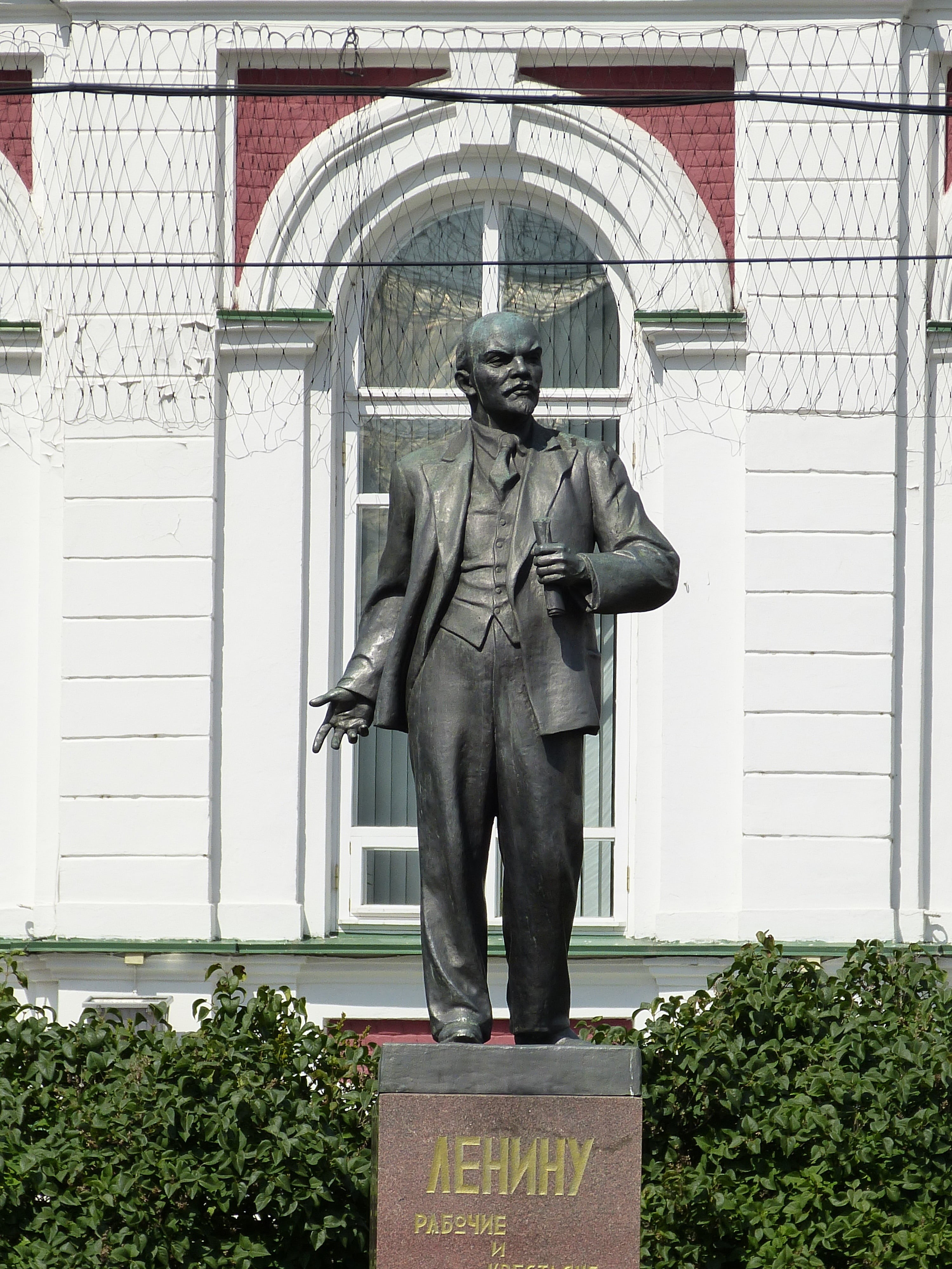 female likeness, outdoors, russia, representation, statue, text, lenin, art and craft, historically, male likeness, day, architecture, golden ring, plant, Phone HD Wallpaper