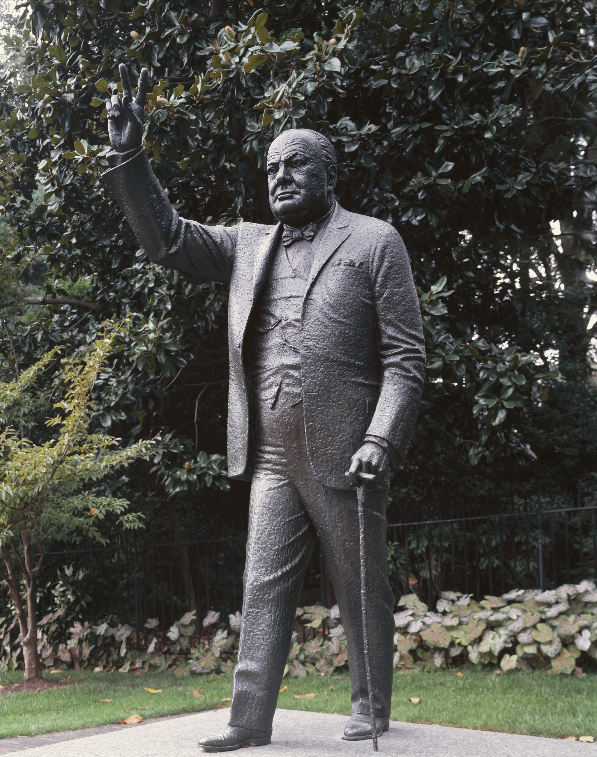 real people, leisure activity, sculpture, park - man made space, embassy, arms raised, dc, leader, human representation, british, front view, washington, Phone HD Wallpaper