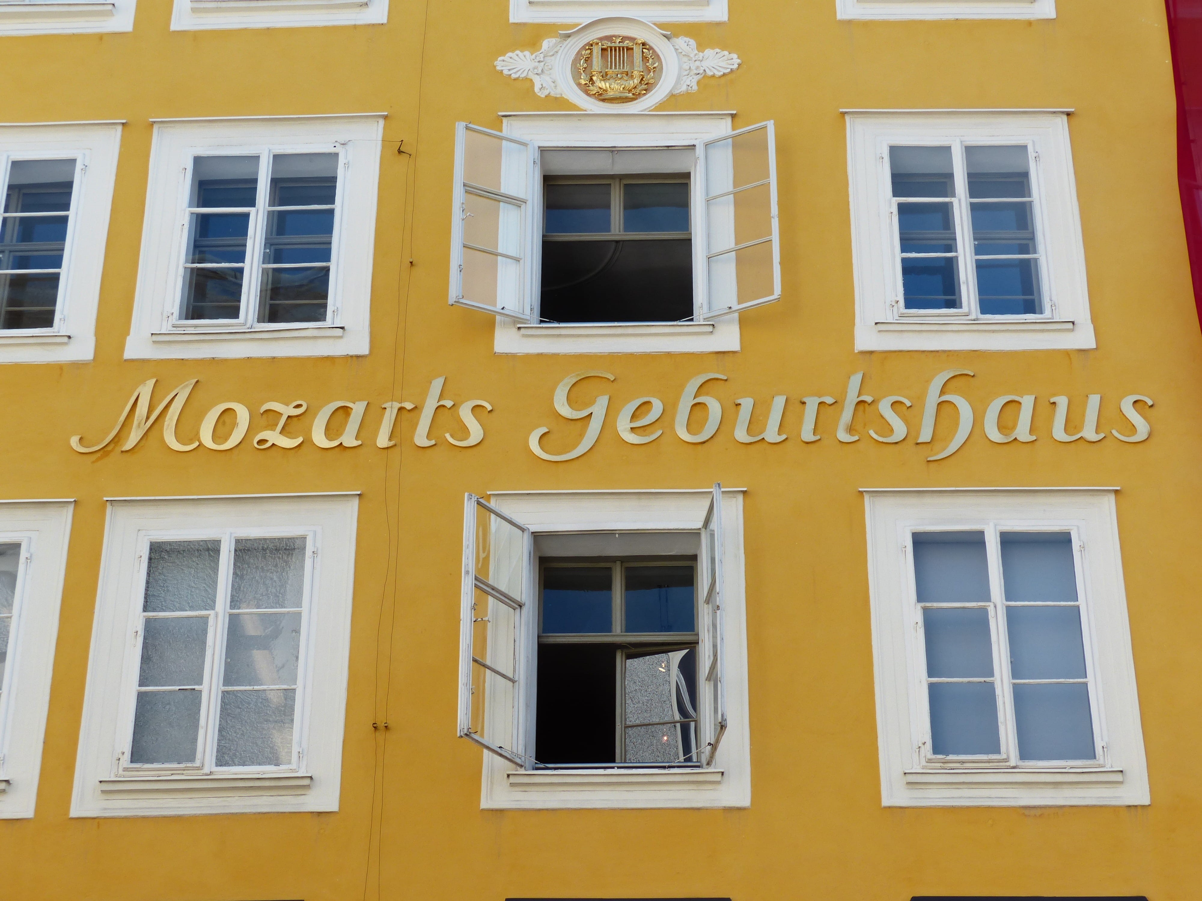 architecture, gebrtshaus, austria, day, safety, signage, Birthplace, western script, tourism, attraction, text, window, facade, 4K, sunlight, home, salzburg, HD Wallpaper