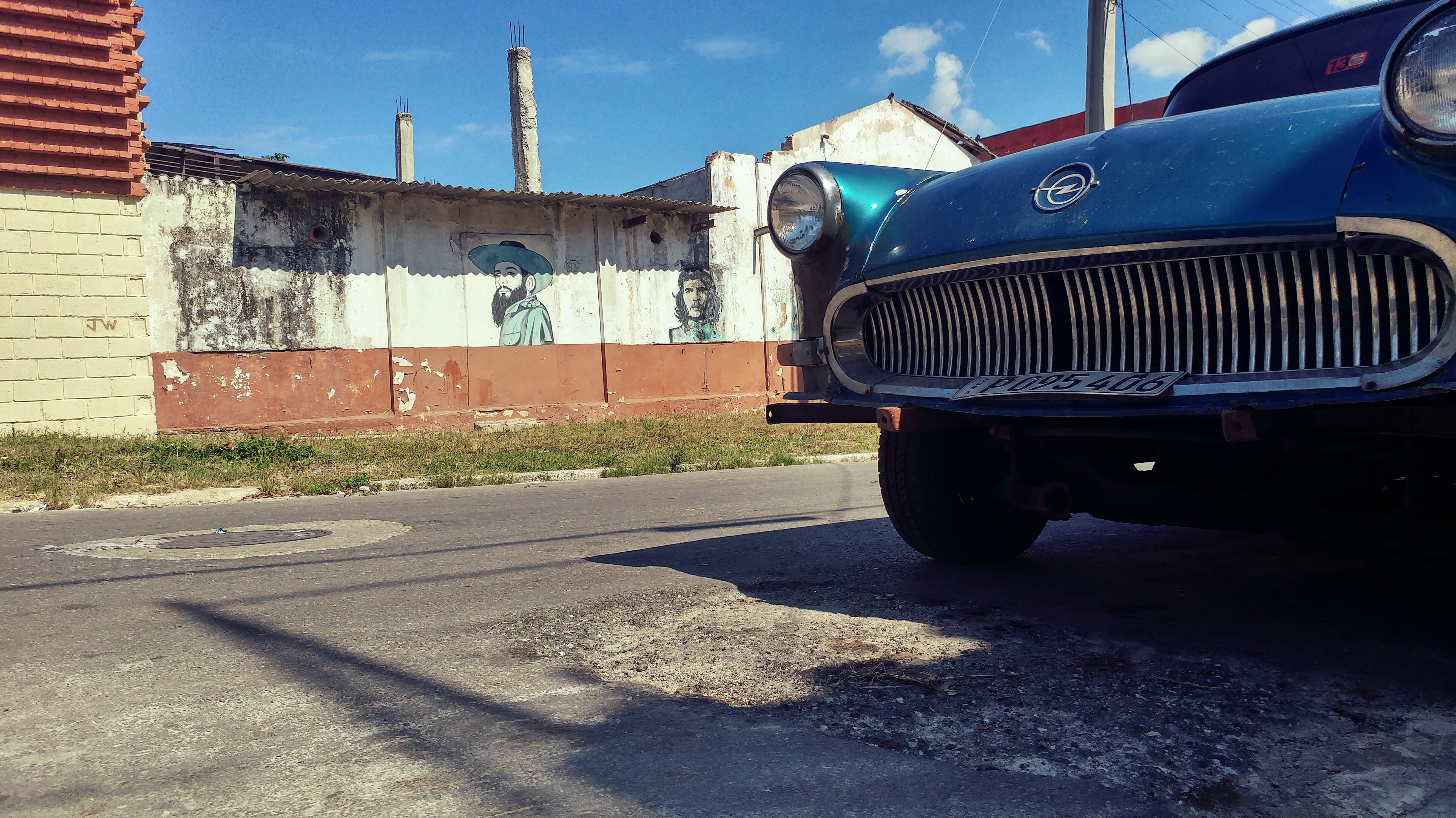 outdoors, 5K, architecture, day, street art, havana, shadow, nature, che guevara, mode of transportation, city, cloud - sky, camillo, cuba, sunlight, land vehicle, HD Wallpaper