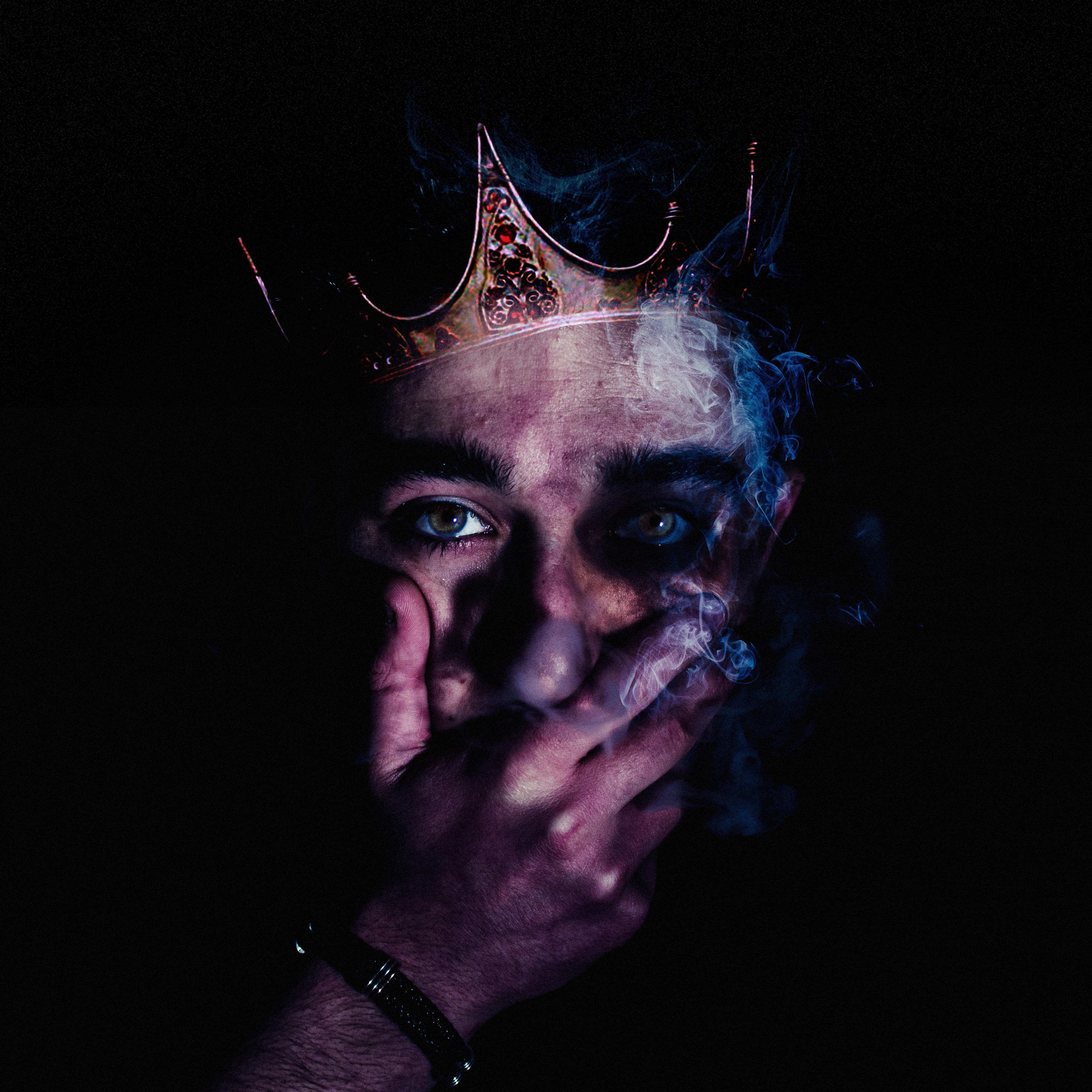 close-up, hamlet, human face, crown, style, spooky, one person, fog, atmosphere, dark, details, eyes, fingers, william shakespeare, adult, evil, horror, Phone HD Wallpaper