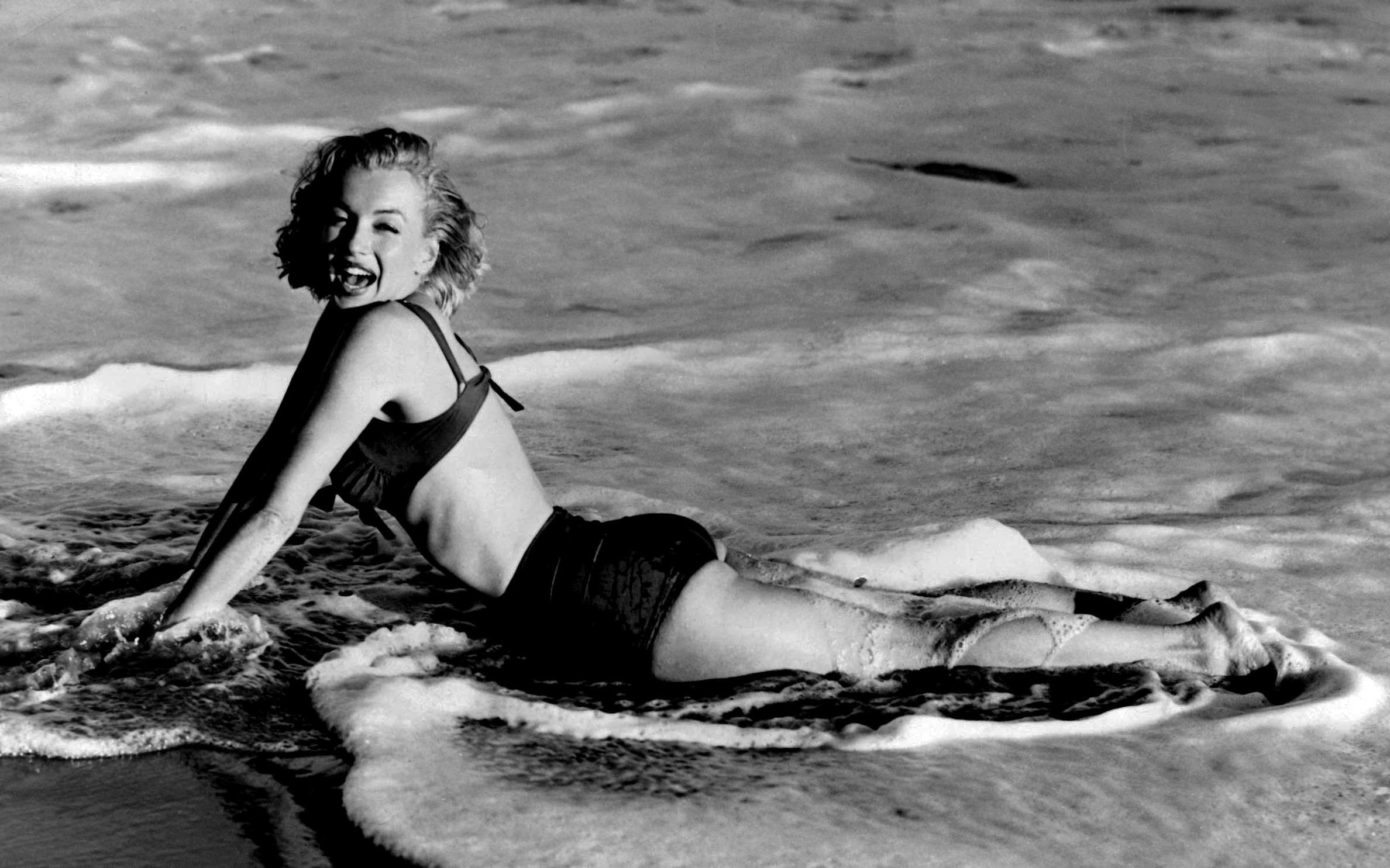 leisure activity, Marilyn Monroe, lifestyles, day, young women, beauty, water, hairstyle, one person, real people, 1080P, young adult, full length, clothing, HD Wallpaper
