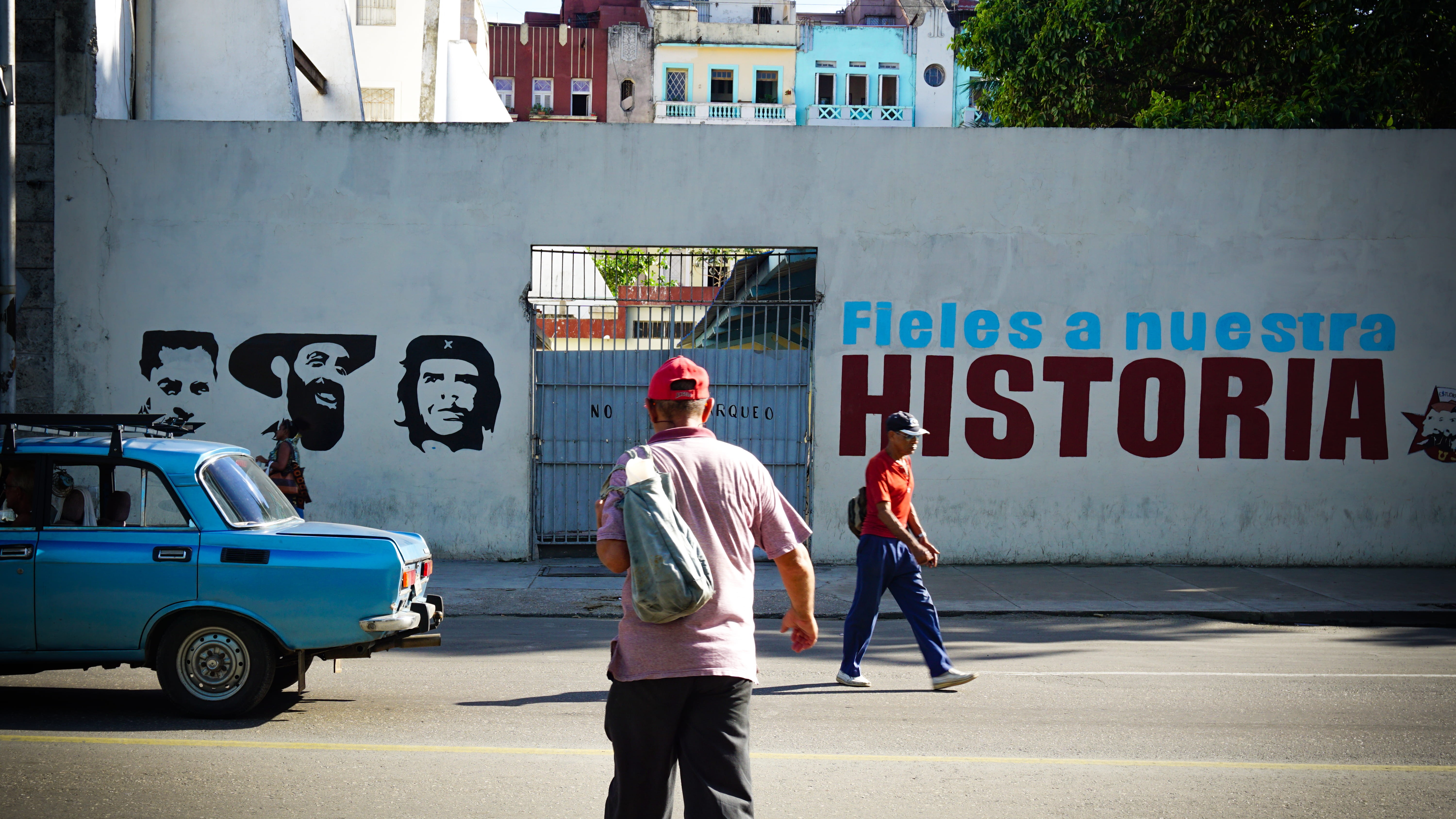 text, uniform, havana, fidel castro, sign, comunism, transportation, cuba, rear view, real people, walking, day, built structure, cheguevara, land vehicle, HD Wallpaper