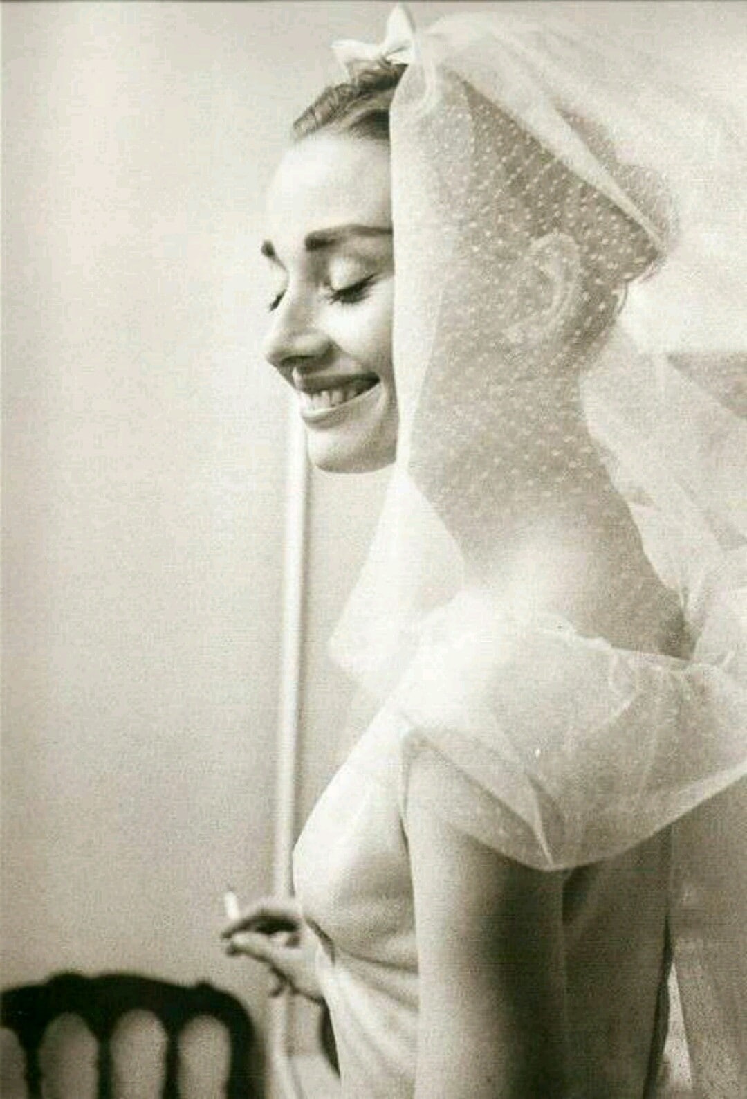 profile, 720P, brides, old photos, closed eyes, women, Audrey Hepburn, actress, smiling, Phone HD Wallpaper