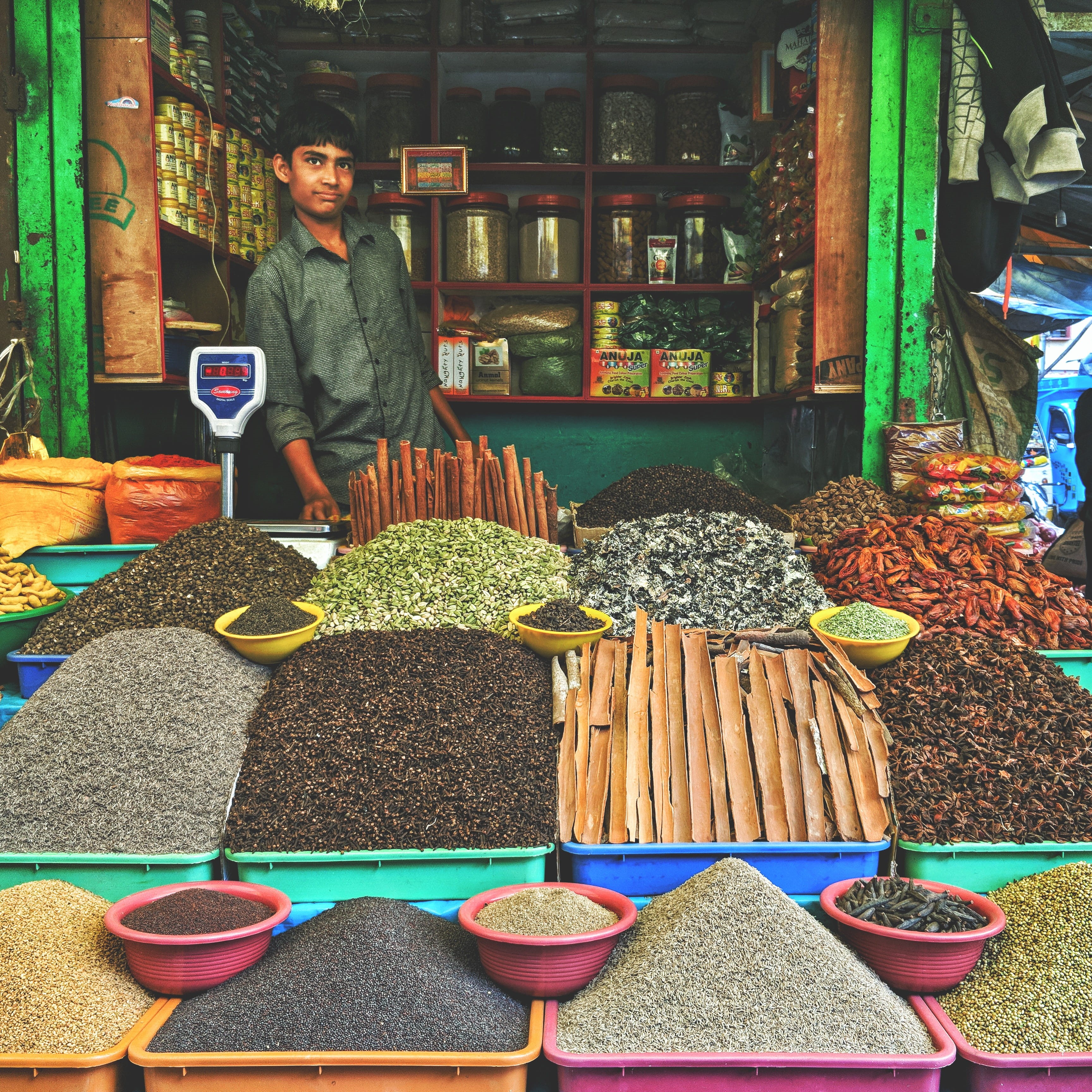 one person, day, for sale, hubballi, front view, arrangement, abundance, business, retail display, large group of objects, 2K, retail, standing, food, Phone HD Wallpaper
