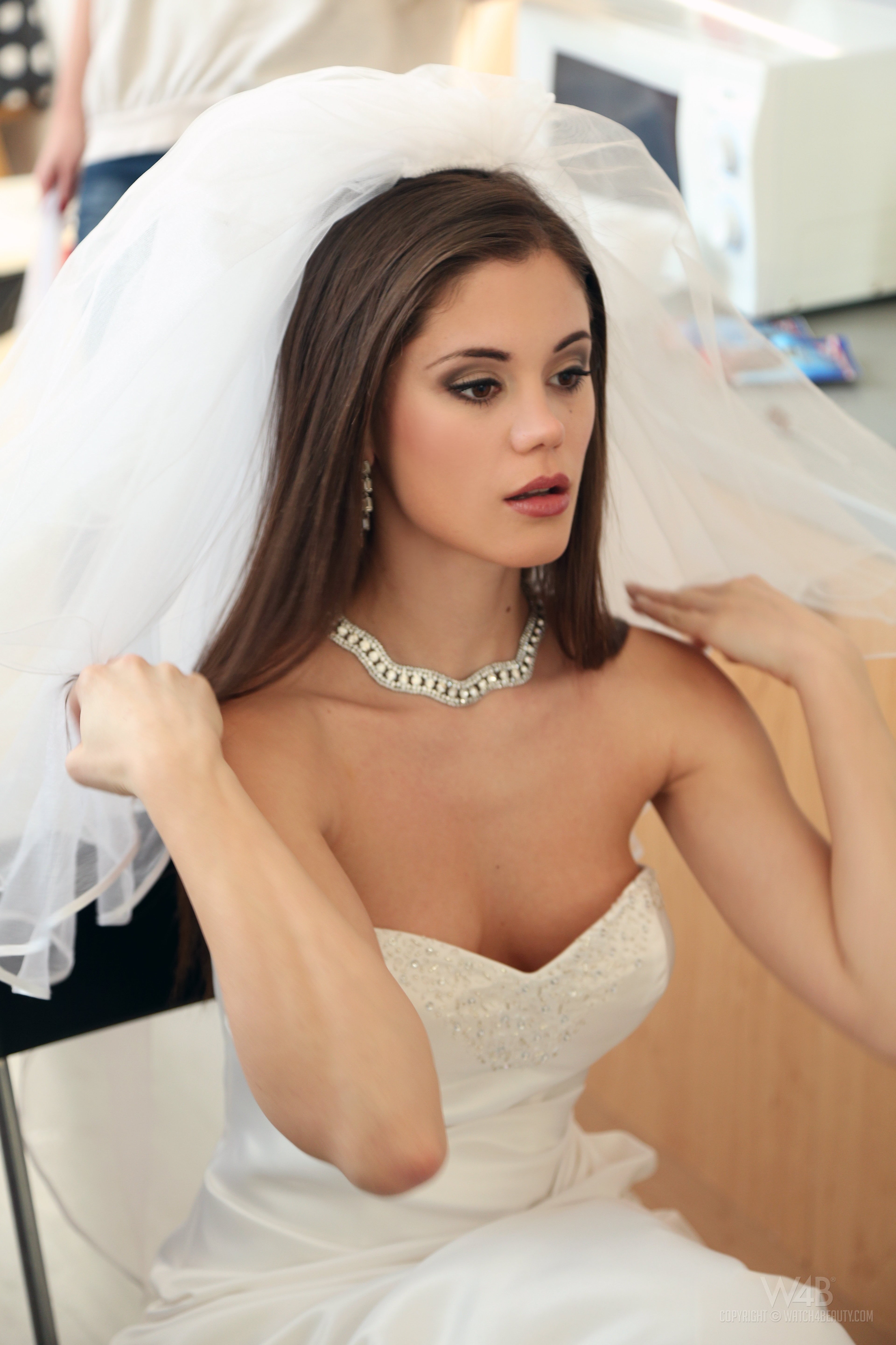 beauty, 5K, bride, beautiful woman, Watch4Beauty, portrait display, married, veil, young adult, necklace, life events, clothing, wife, event, positive emotion, Phone HD Wallpaper
