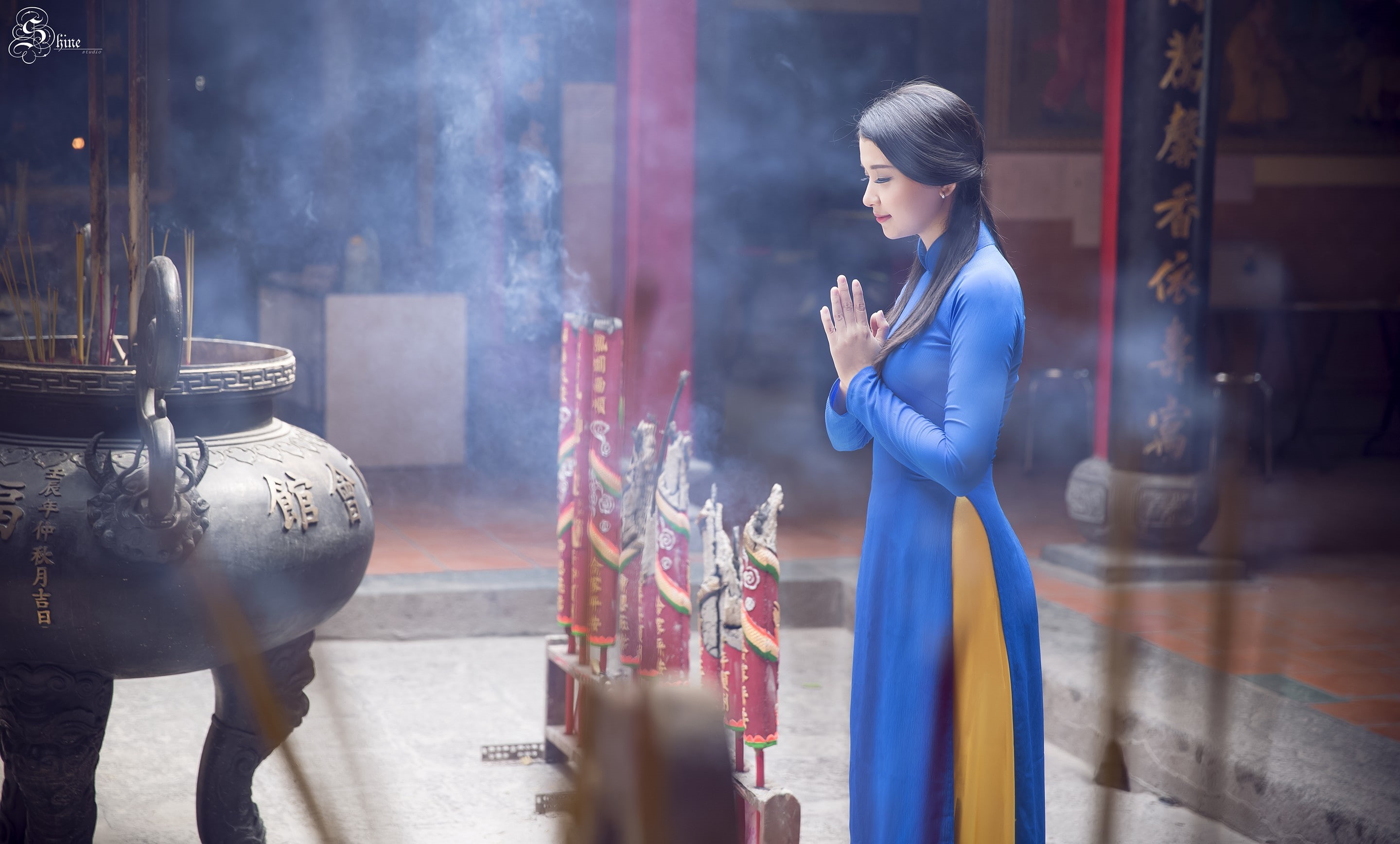 shrine, Asian, traditional clothing, brunette, ceremony, 2K, praying, depth of field, incense, women, HD Wallpaper